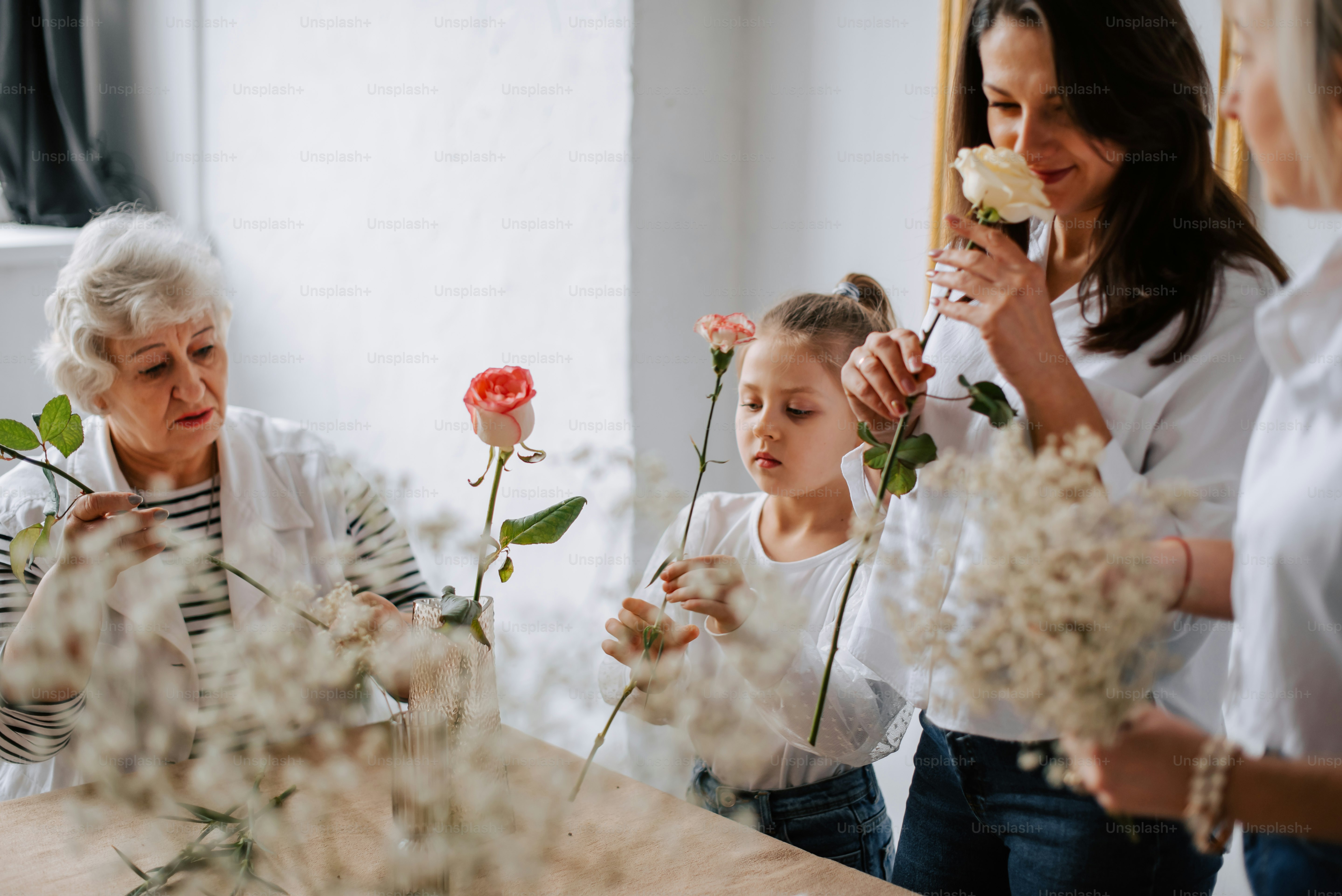 eine Gruppe von Frauen, die um einen Tisch mit Blumen stehen