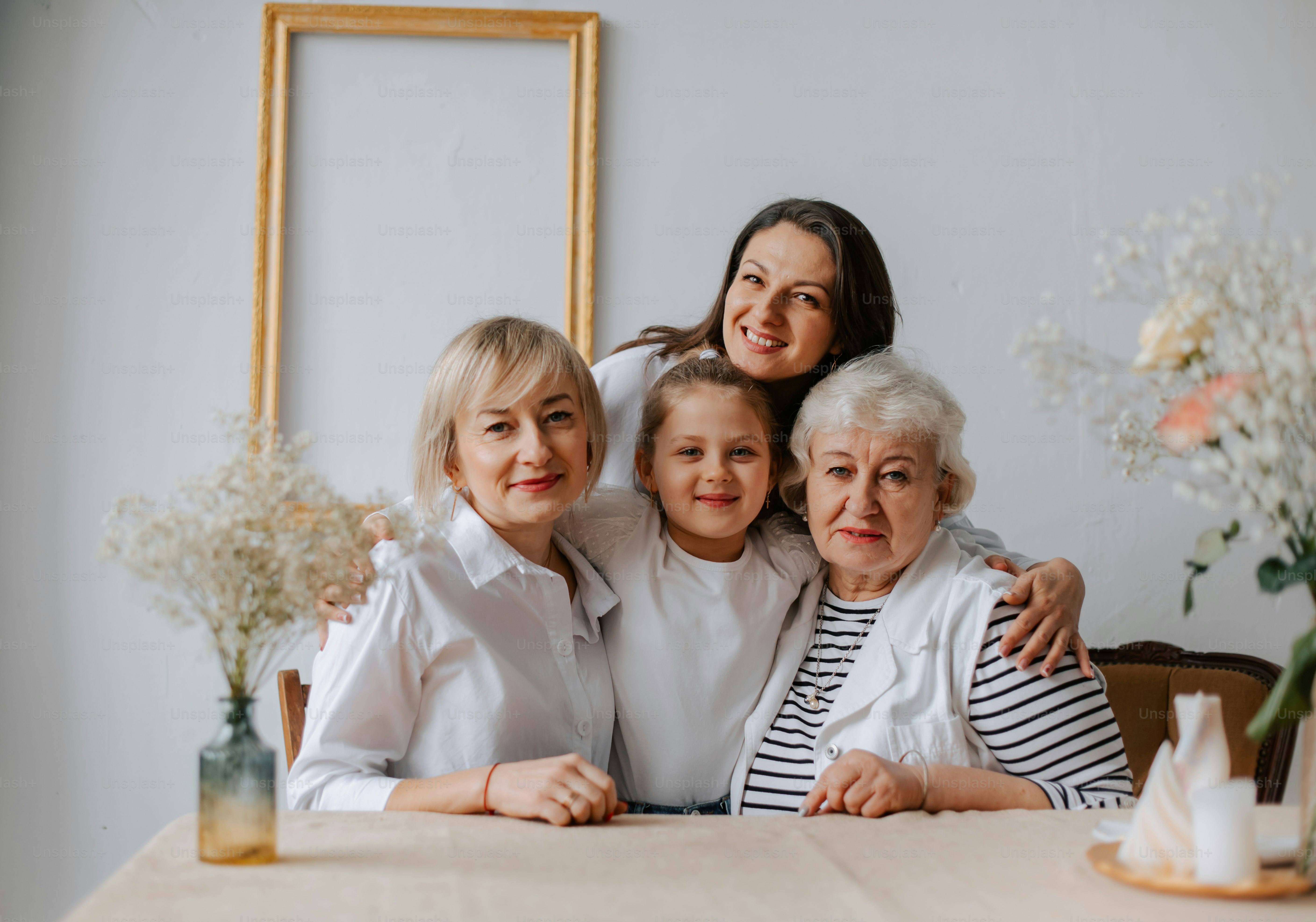 eine Gruppe von Frauen, die nebeneinander an einem Tisch sitzen