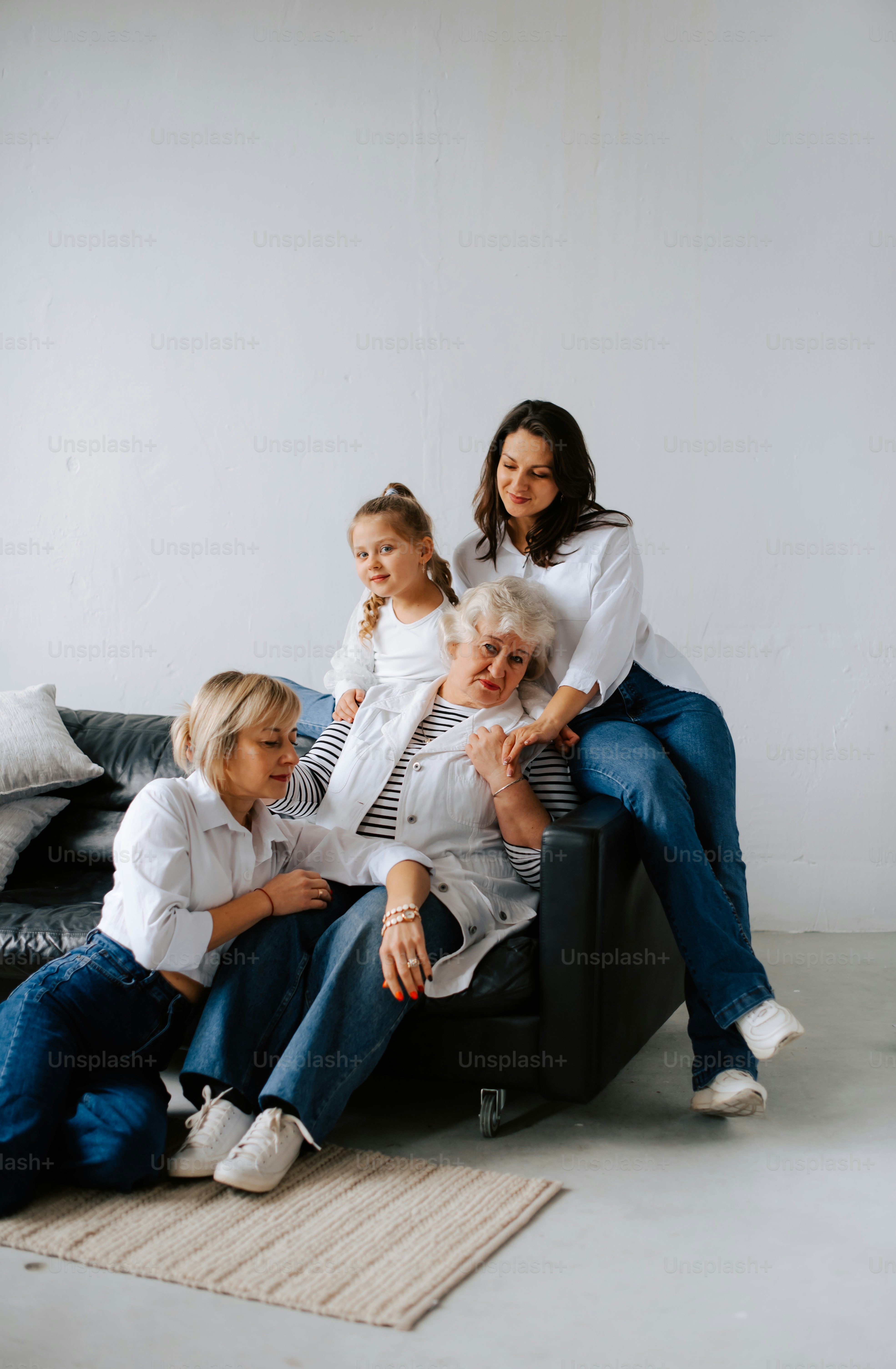 eine Gruppe von Menschen, die auf einer Couch sitzen