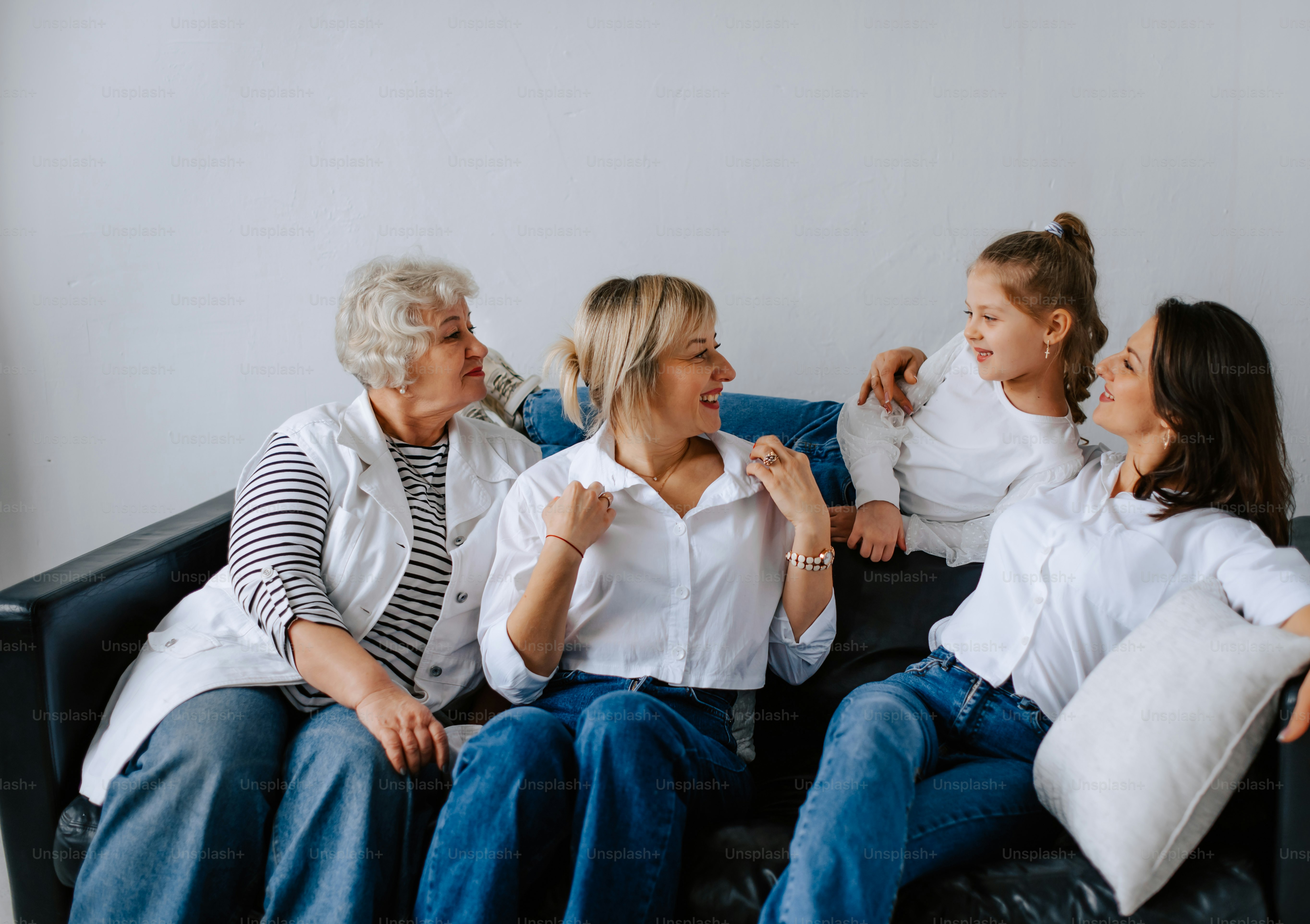Eine Gruppe von Frauen sitzt auf einer Couch