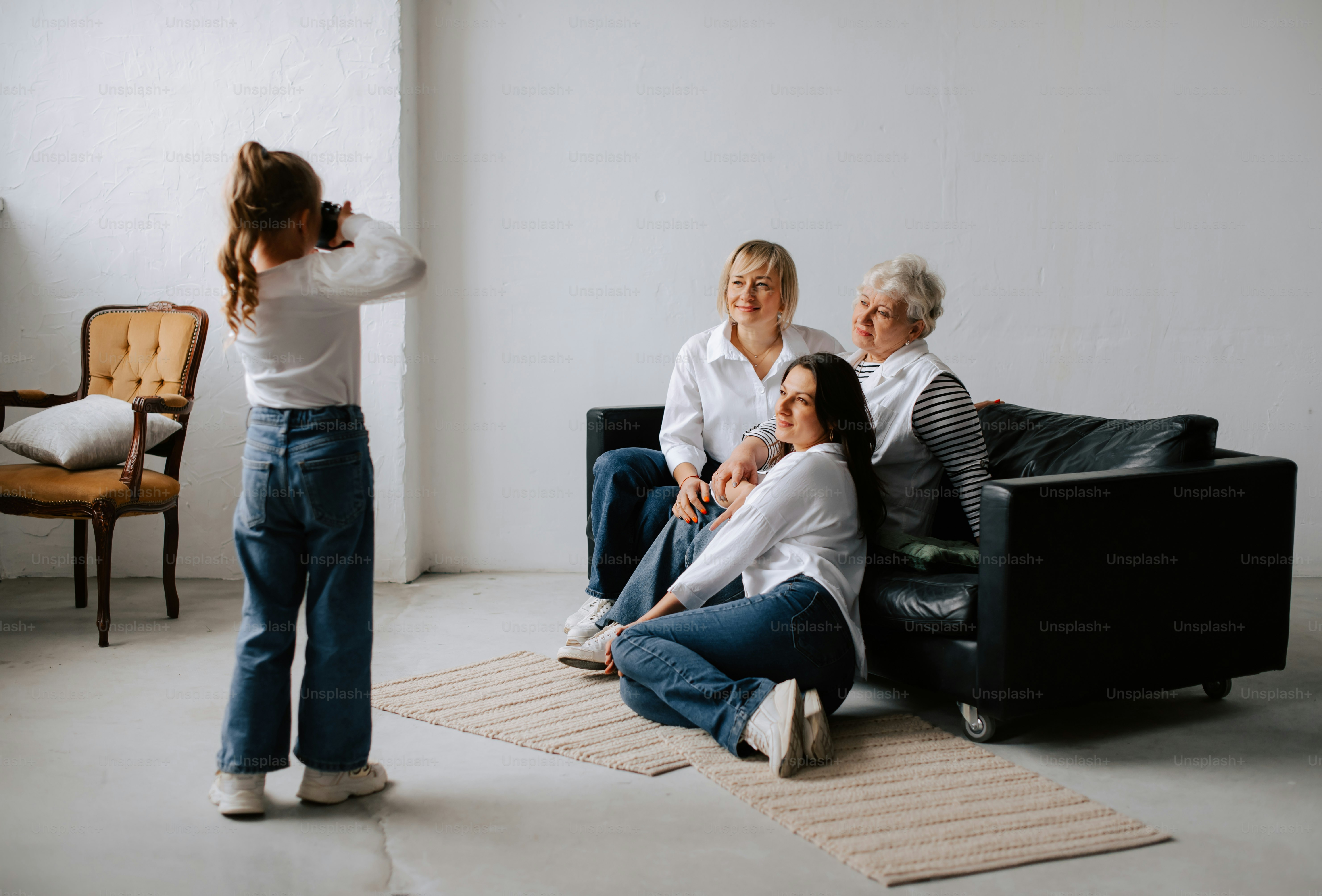 Eine Gruppe von Frauen sitzt auf einer schwarzen Couch