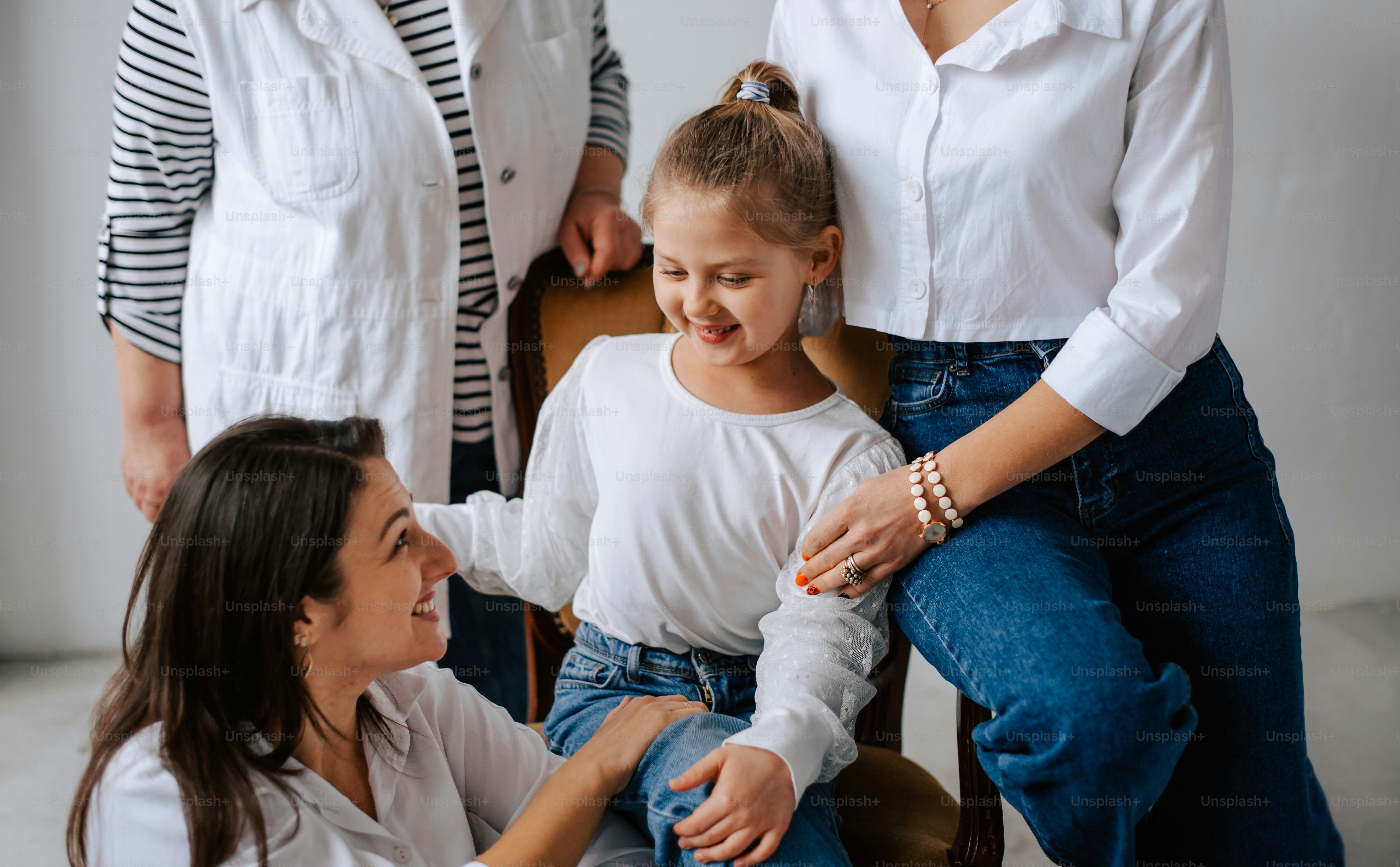 Eine Frau hilft einem kleinen Mädchen, ihre Nägel aufzusetzen