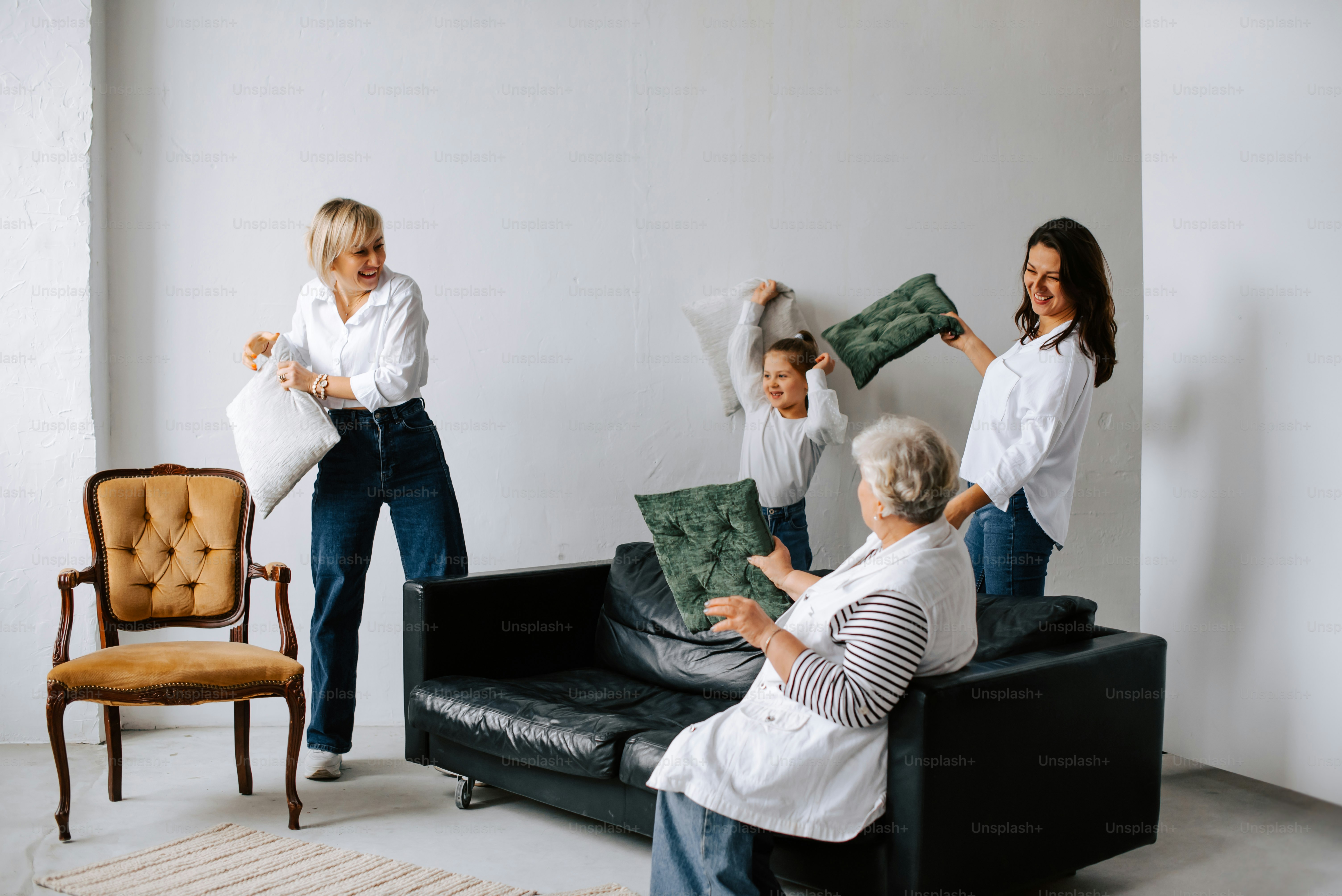 Eine Gruppe von Frauen steht um eine schwarze Couch herum