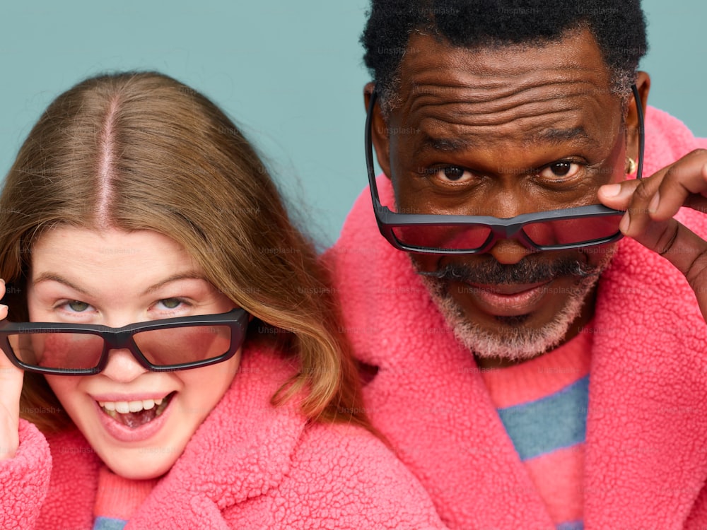 um homem e uma mulher com óculos cobrindo os olhos