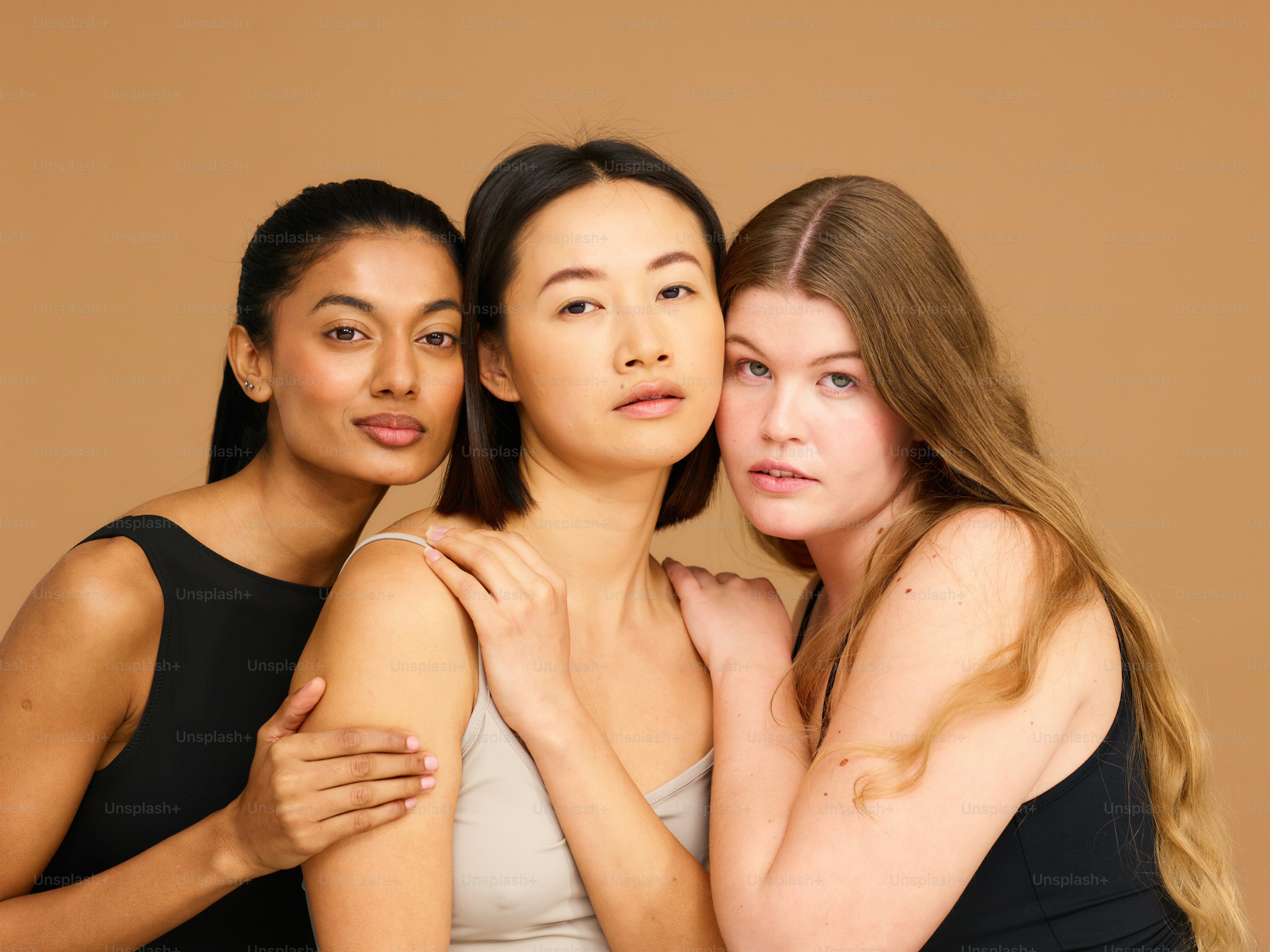 três belas moças de pé uma ao lado da outra