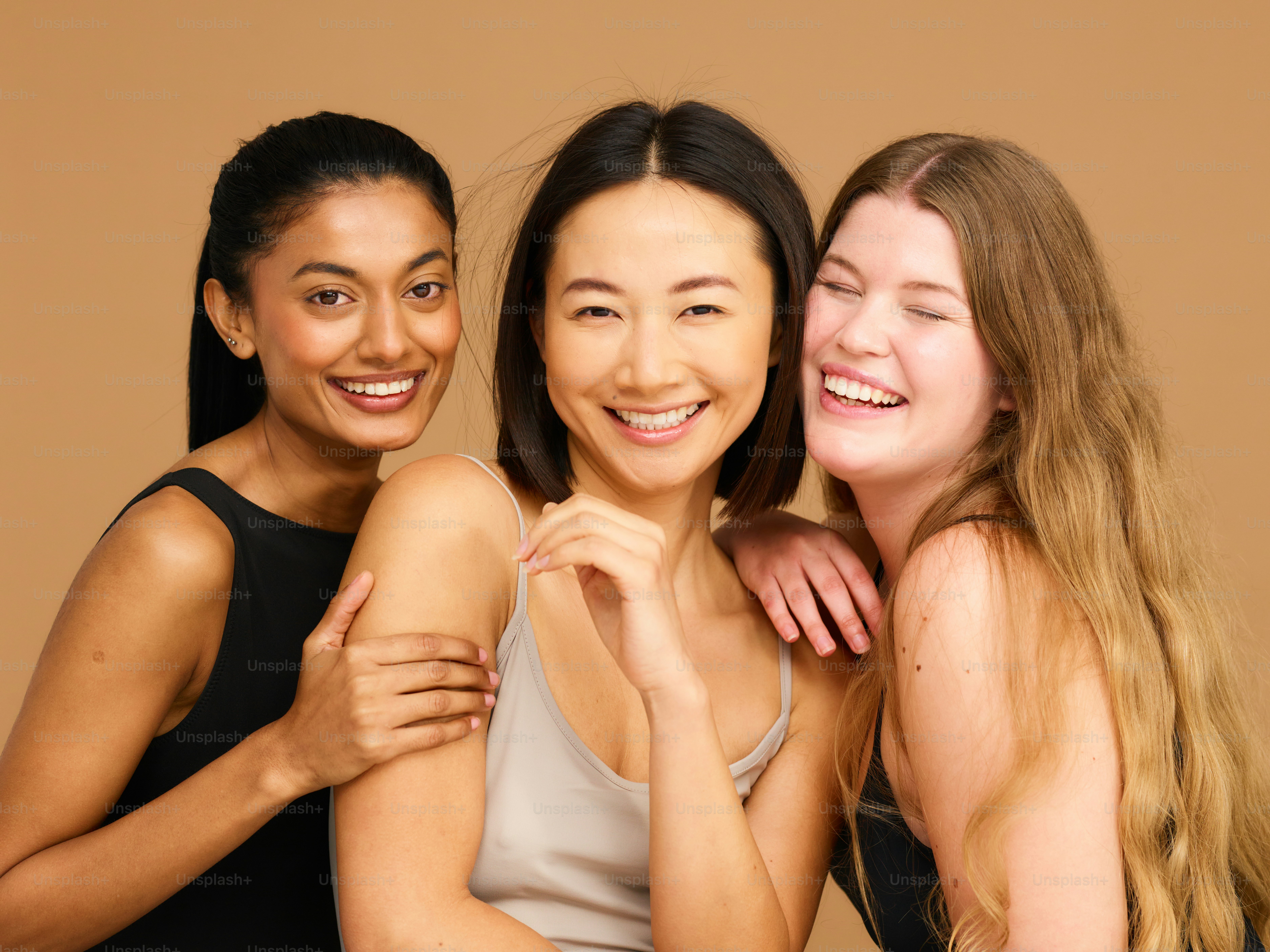 Drei junge Frauen posieren gemeinsam für ein Foto