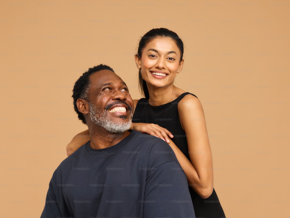 Un homme et une femme souriants posent pour une photo