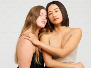 Zwei schöne junge Frauen umarmen sich