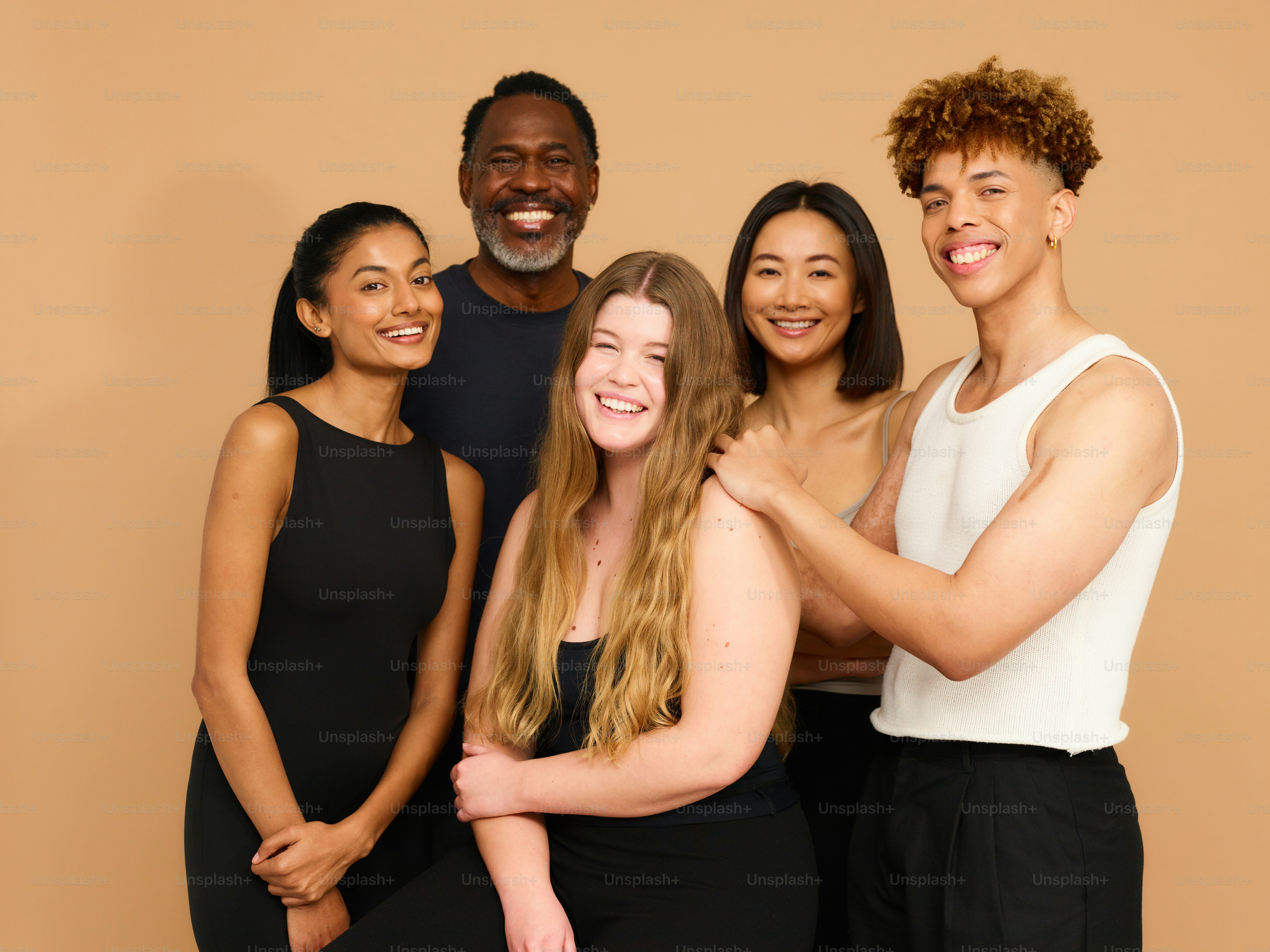 um grupo de pessoas ao lado um do outro