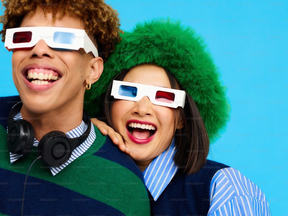 Um homem e uma mulher usando óculos 3D