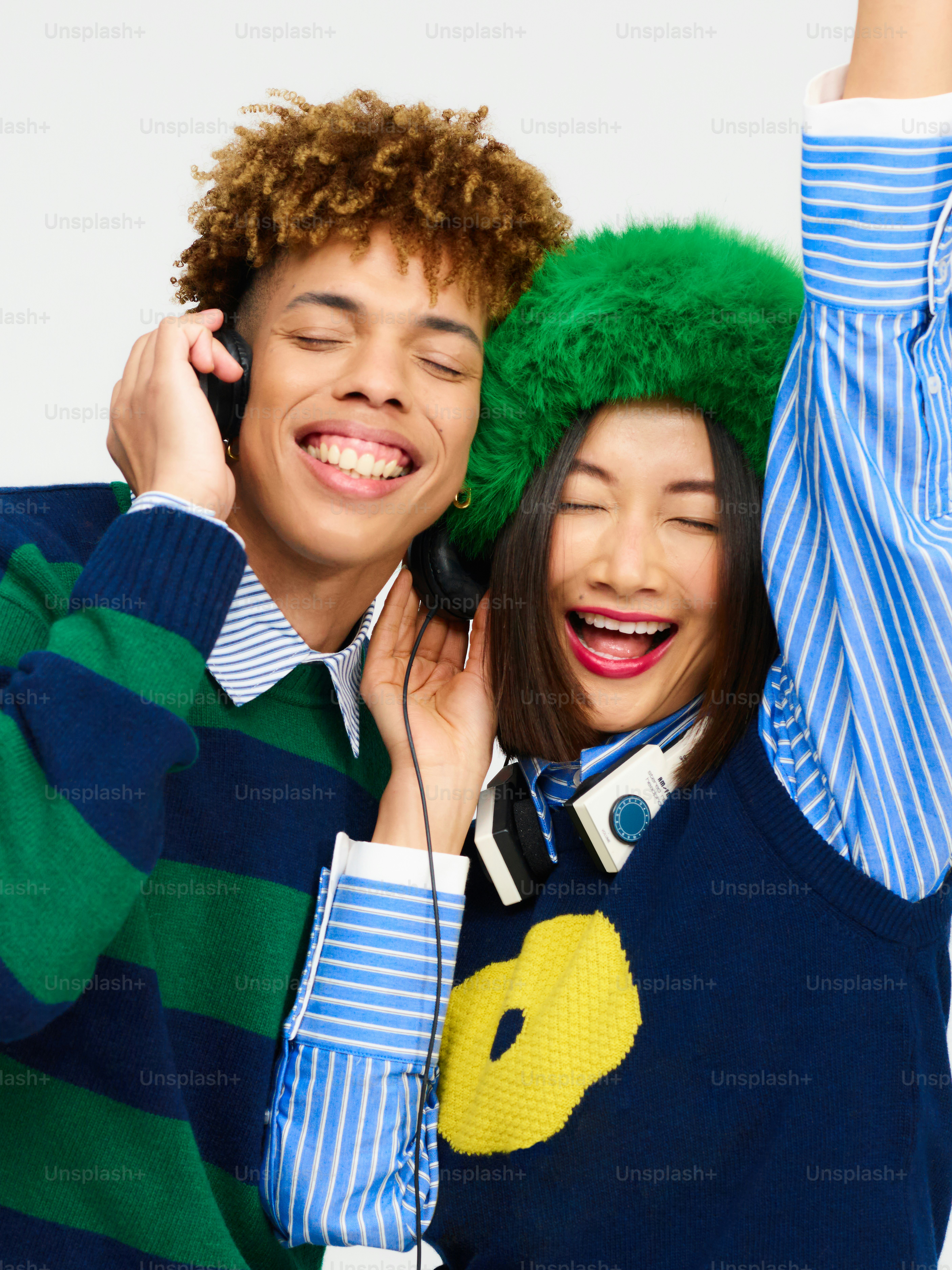 Beberapa orang yang memakai headphone