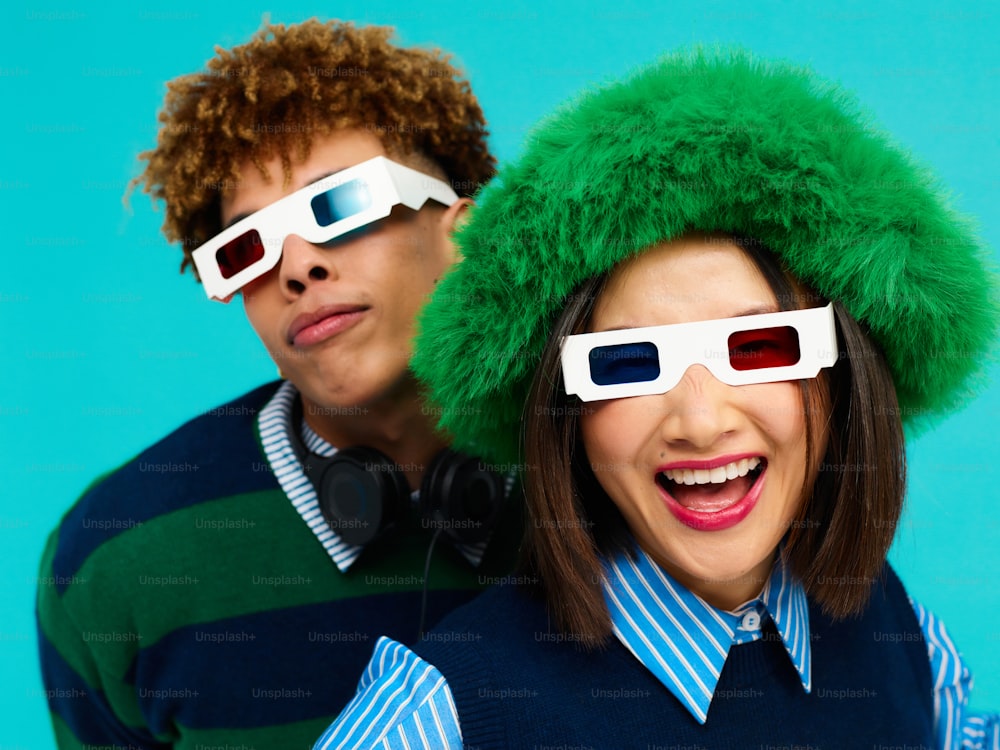 Um homem e uma mulher usando óculos 3D