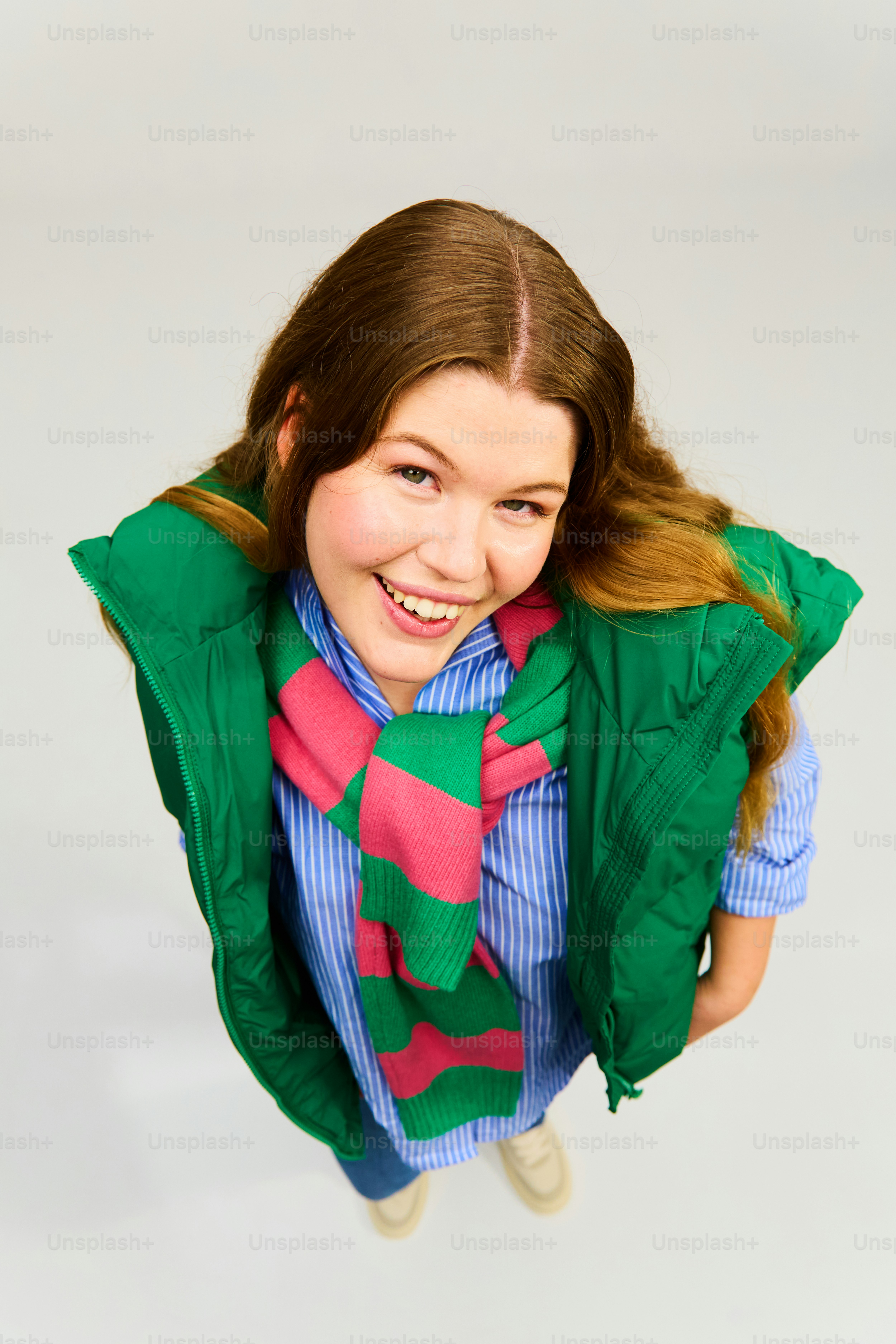 una donna con i capelli lunghi che indossa un gilet verde