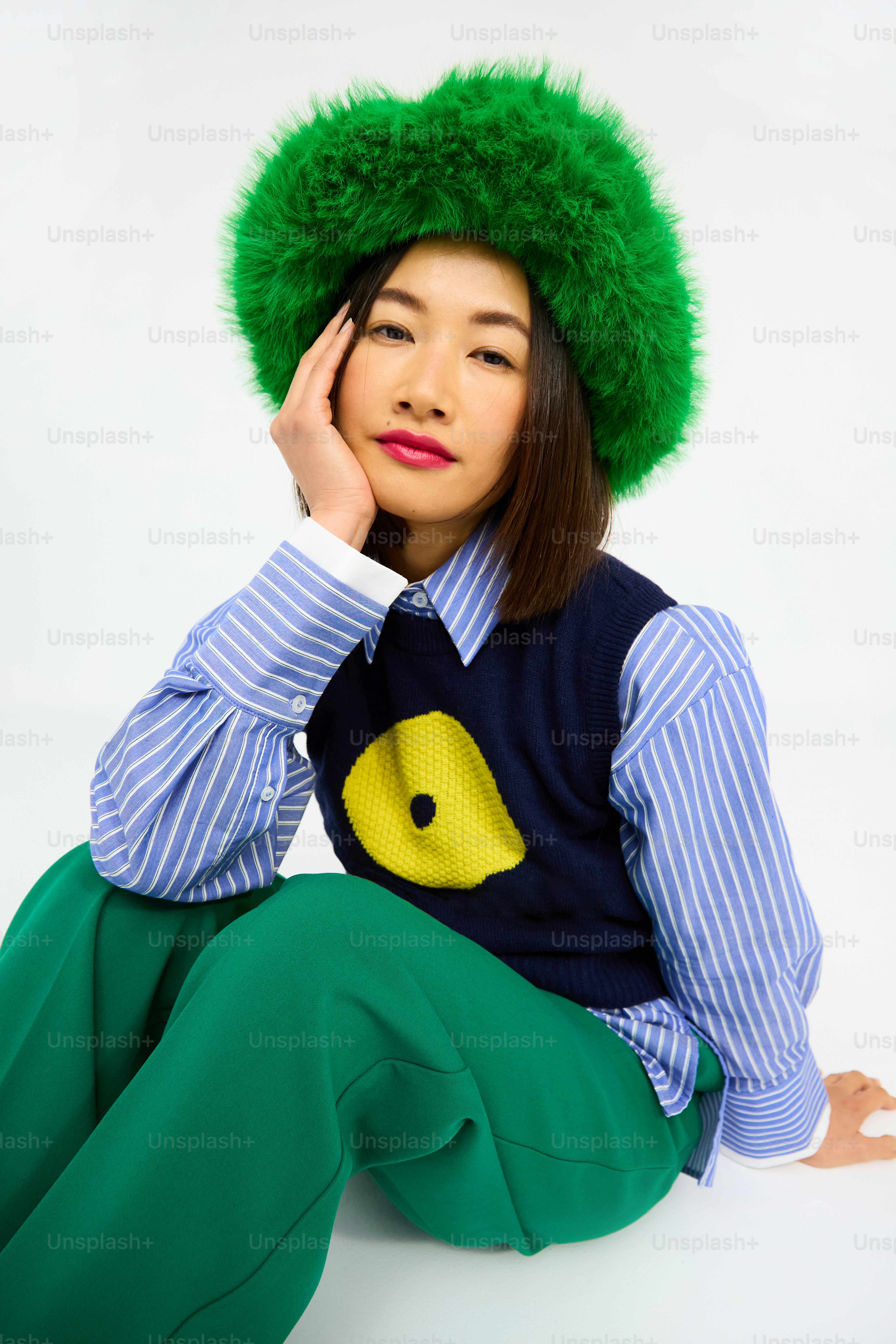 uma mulher usando um chapéu verde e calças verdes