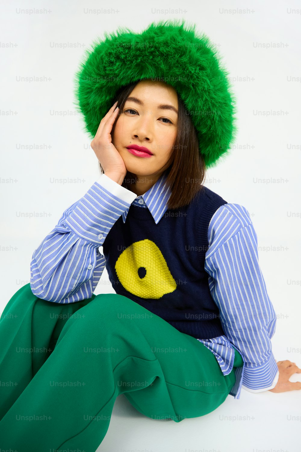 una mujer con sombrero verde y pantalones verdes