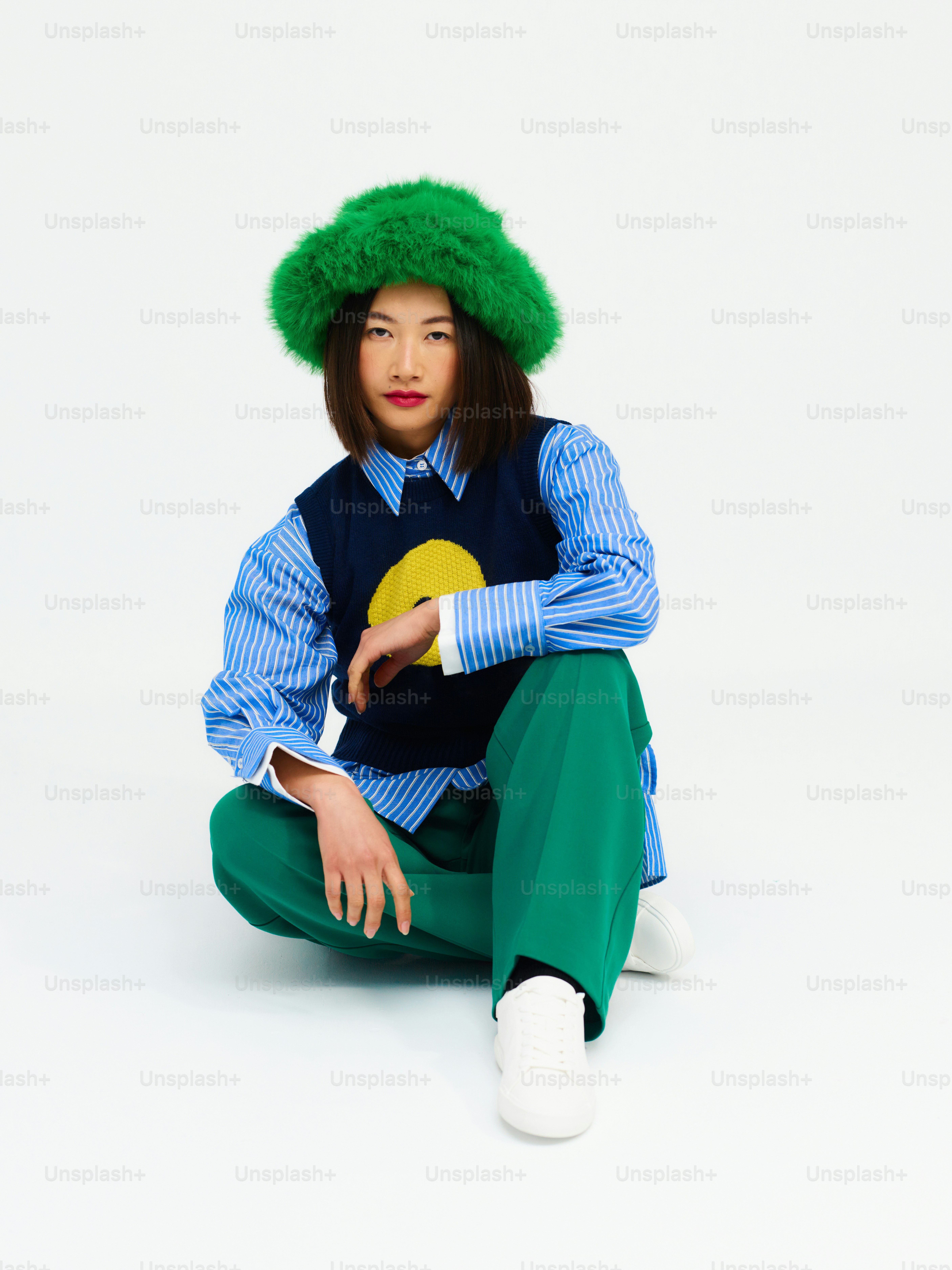 Une femme avec un chapeau vert tient un frisbee