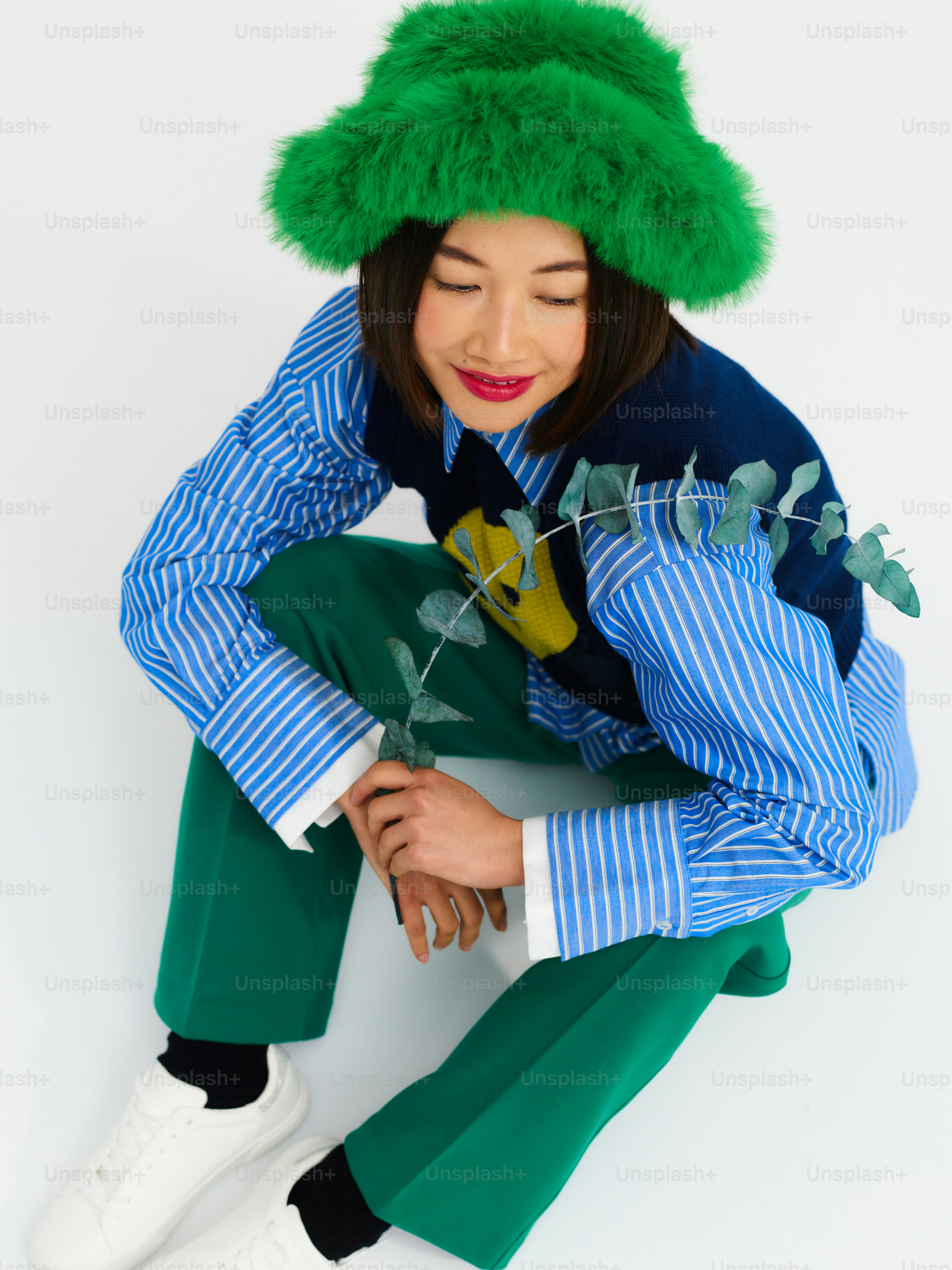 une femme portant un chapeau vert et un pantalon vert
