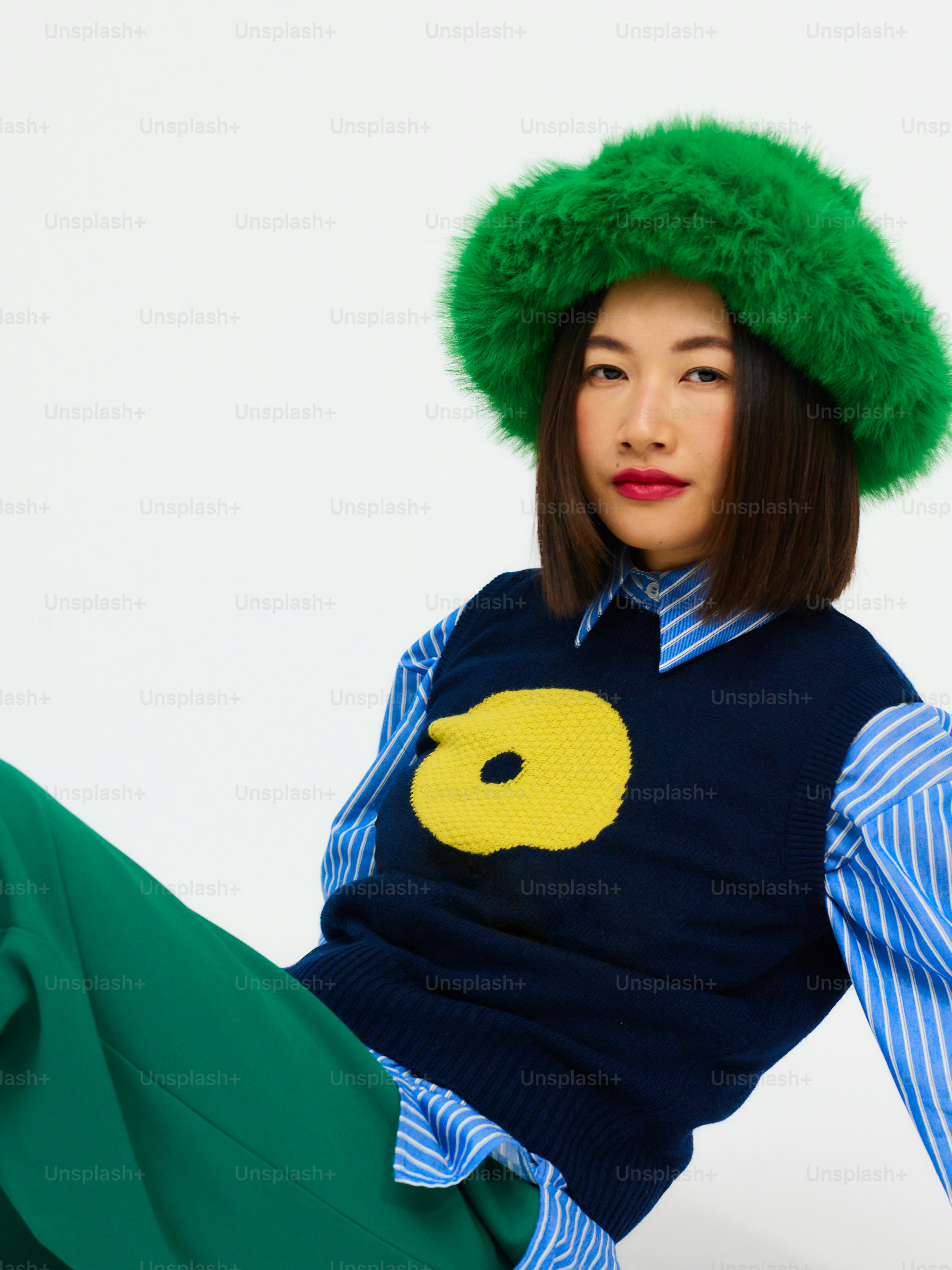 une femme portant un chapeau vert et un chandail