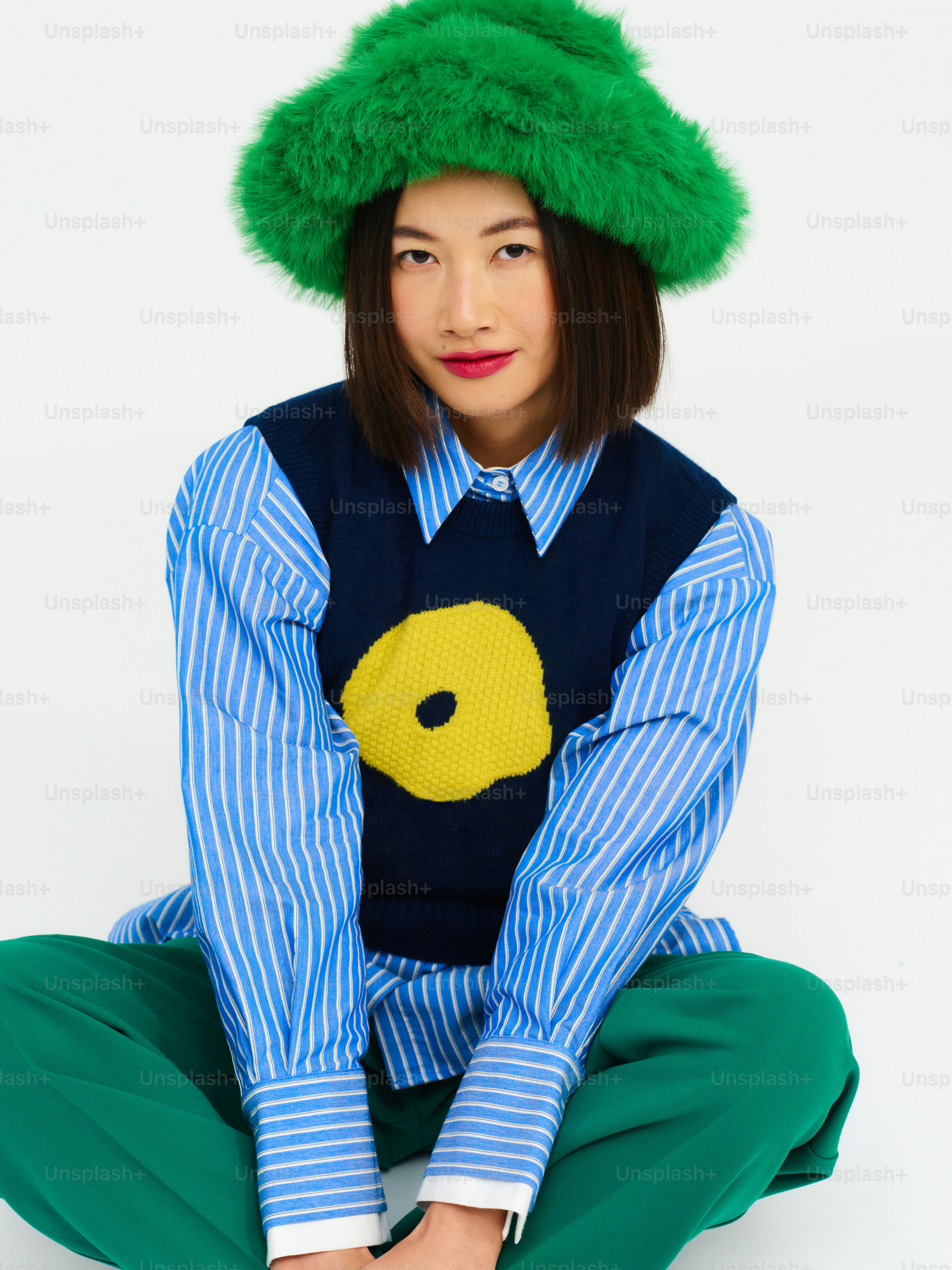 A woman wearing a green hat and sweater photo Fashion Image on Unsplash