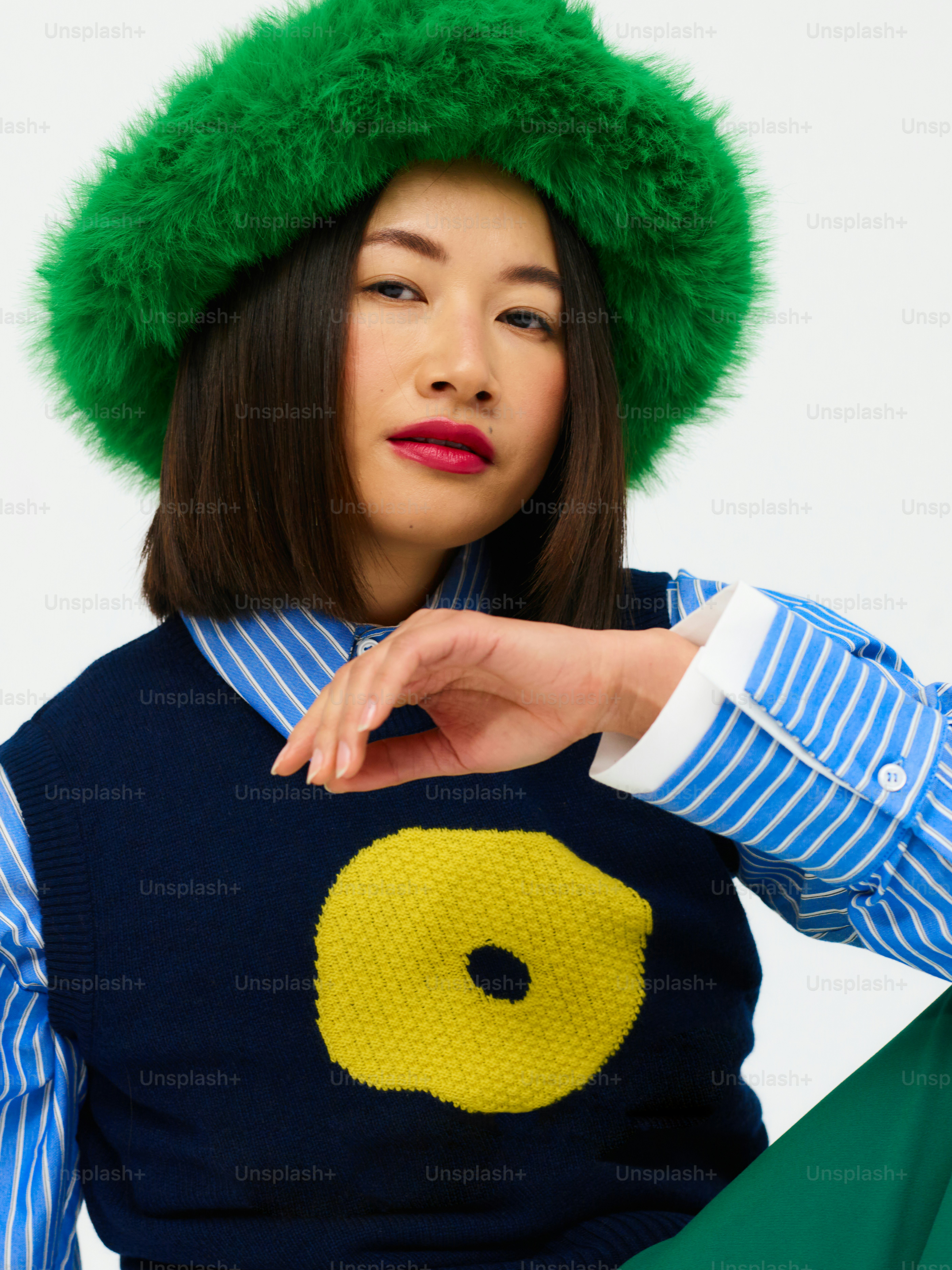 une femme portant un chapeau vert et un chandail