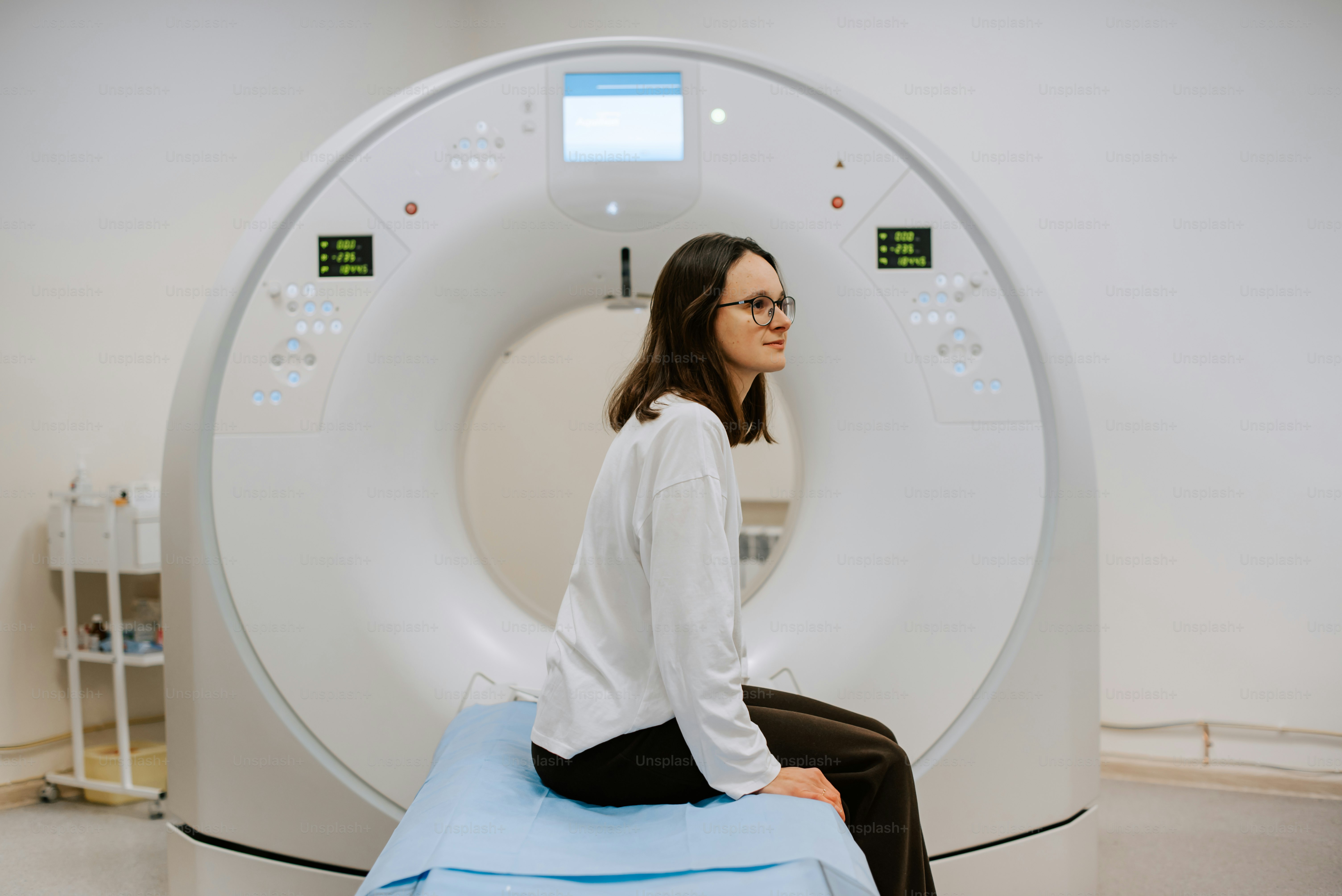 eine Frau sitzt auf einem Tisch vor einer Maschine