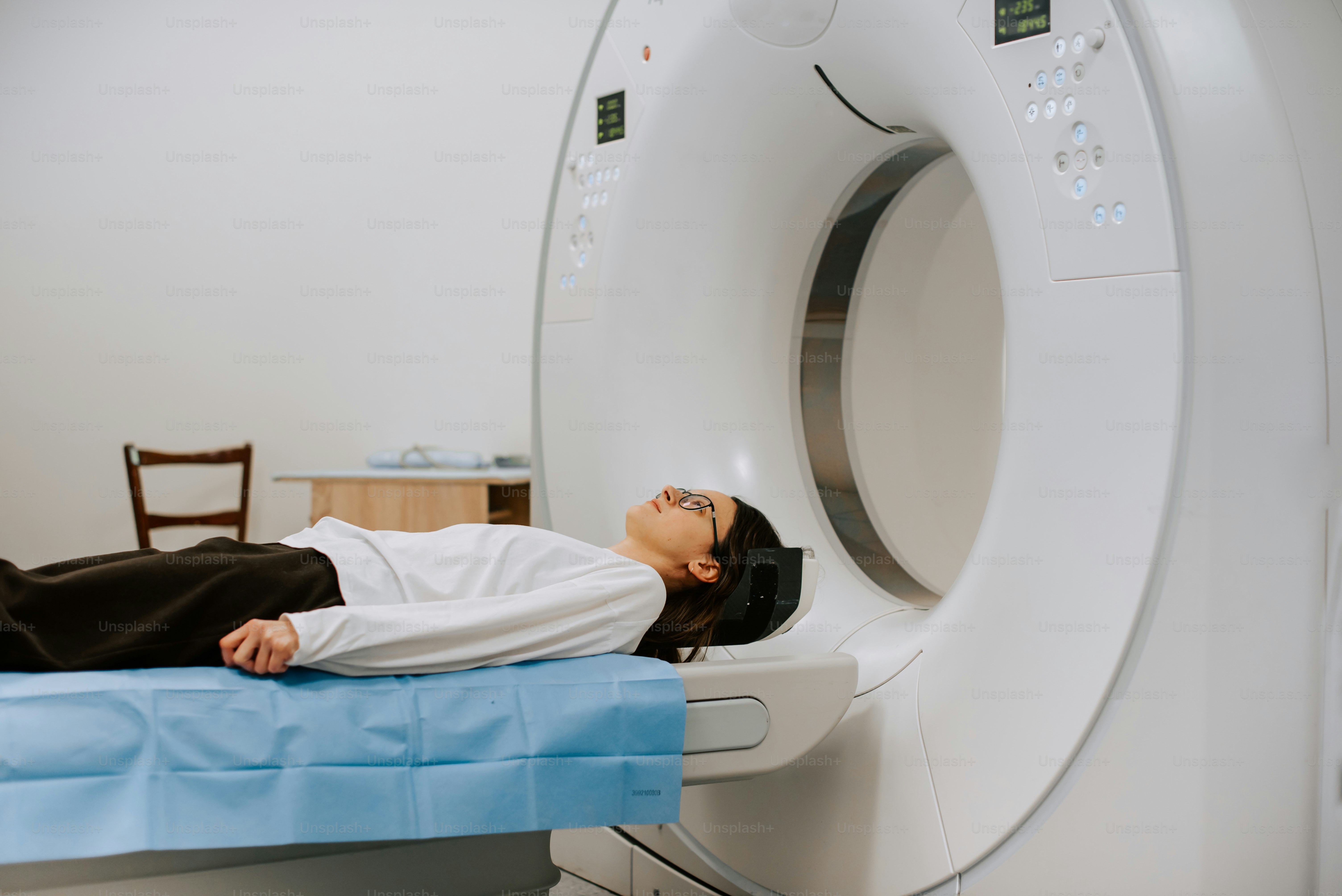 eine Frau, die auf einem Bett vor einer Maschine liegt