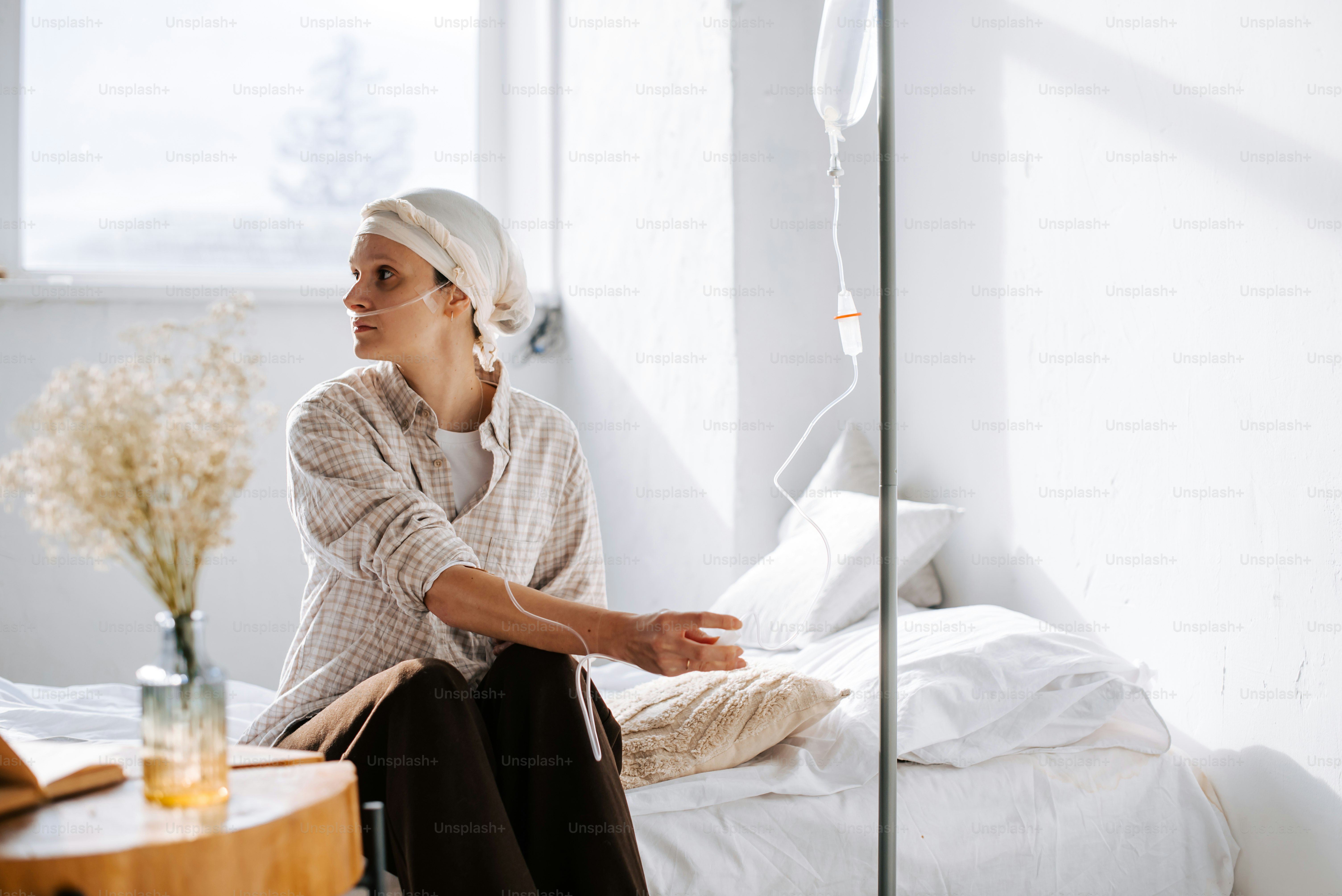 una mujer sentada en una cama en una habitación