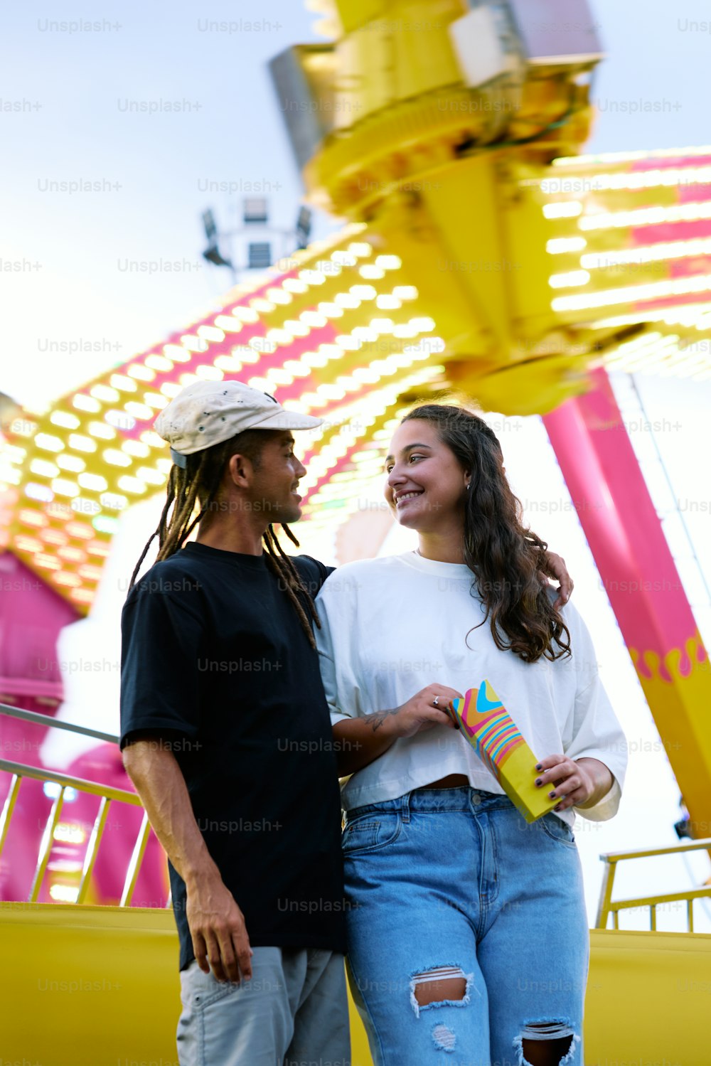 un homme et une femme debout l’un à côté de l’autre