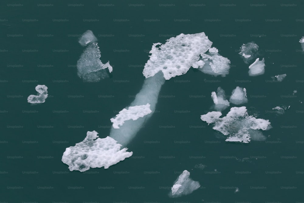 Eine Luftaufnahme von Eisschollen, die im Wasser treiben