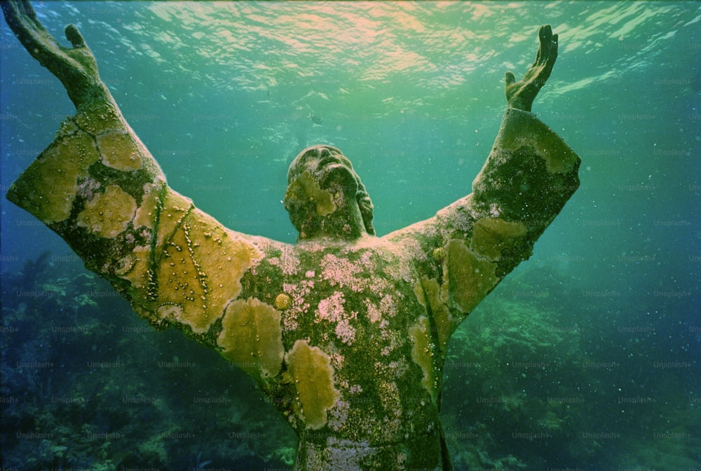 una statua di un uomo sott'acqua