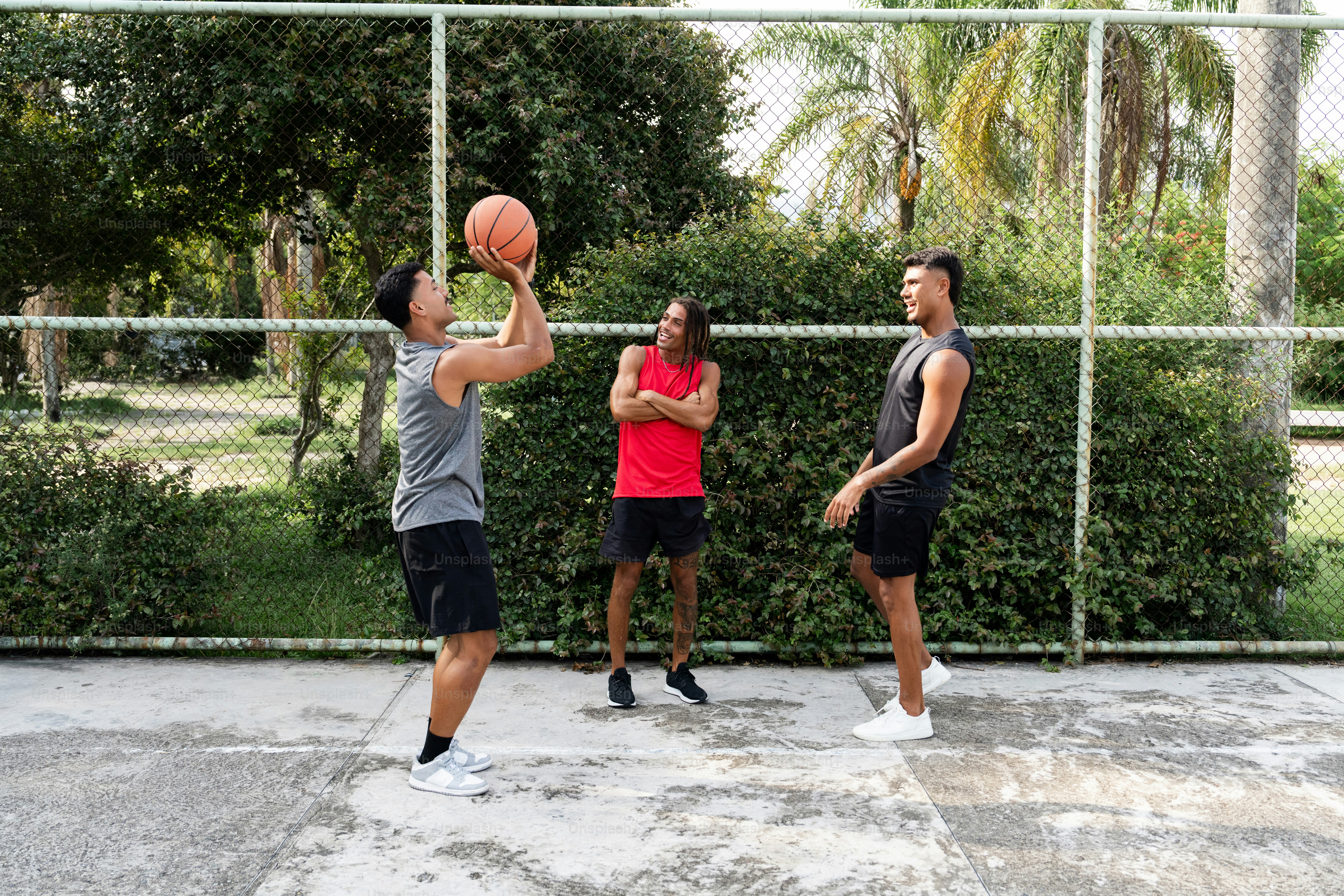 Um grupo de jovens jogando uma partida de basquete foto – Imagem sobre  Estilo de vida saudável na Unsplash, image size:3000x2000