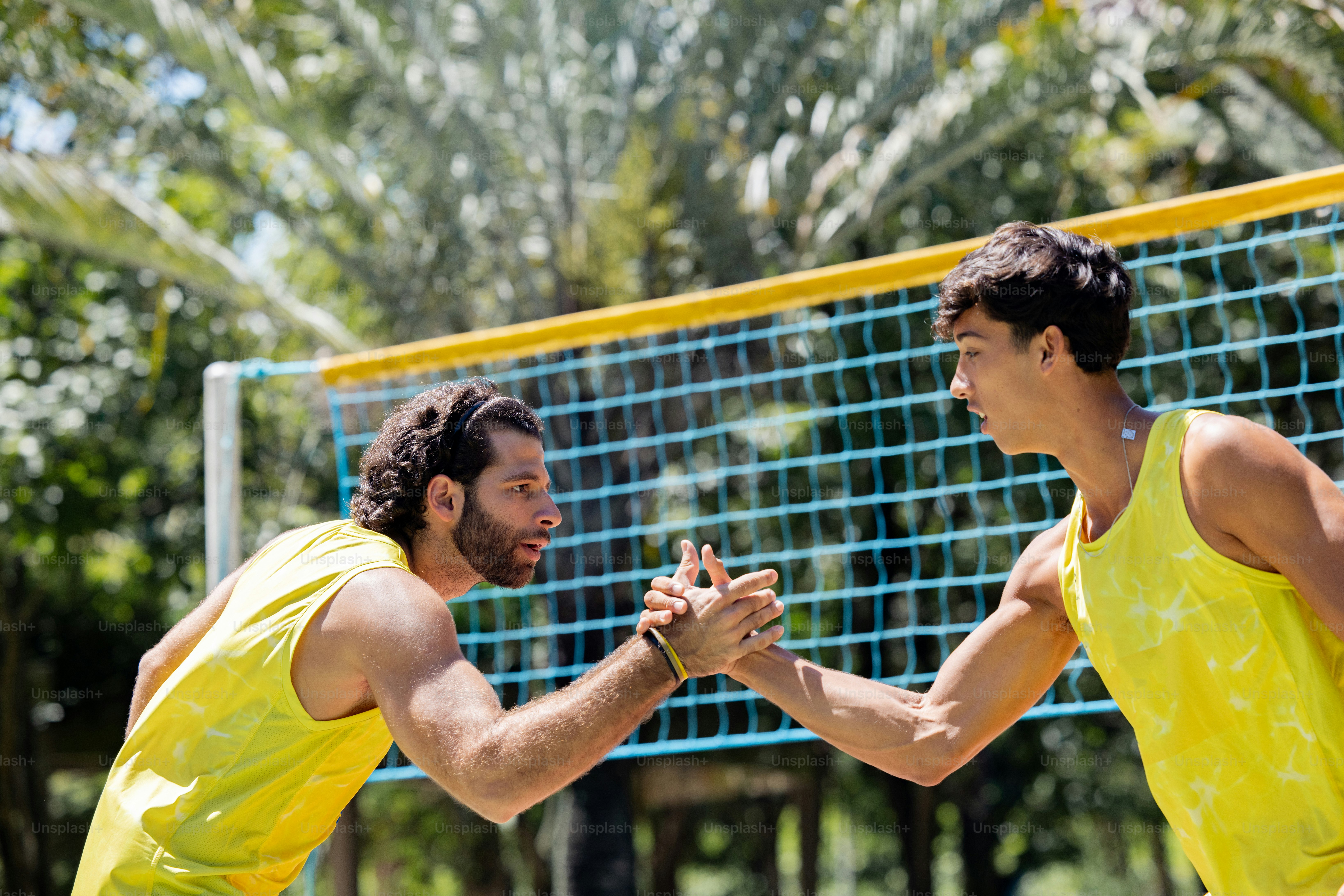 una coppia di uomini in piedi l'uno accanto all'altro vicino a una rete