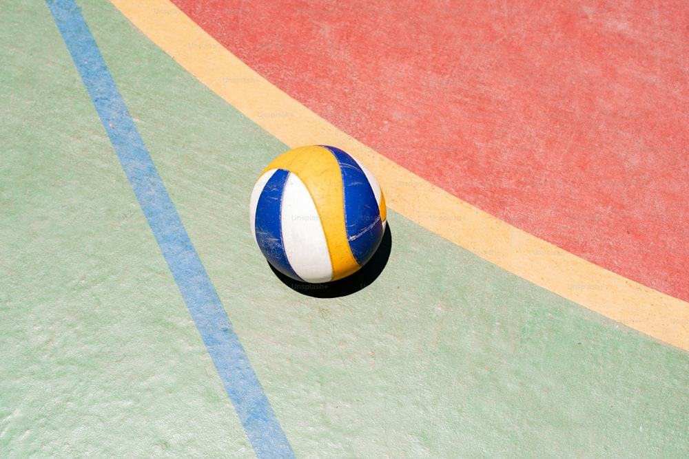 uma bola de praia sentada em cima de uma quadra de tênis