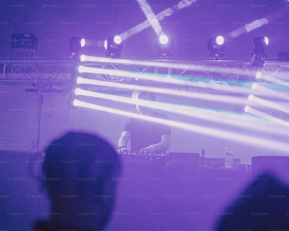 관중 앞에서 무대에서 공연하는 DJ