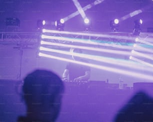 um DJ se apresentando em um palco na frente de uma multidão