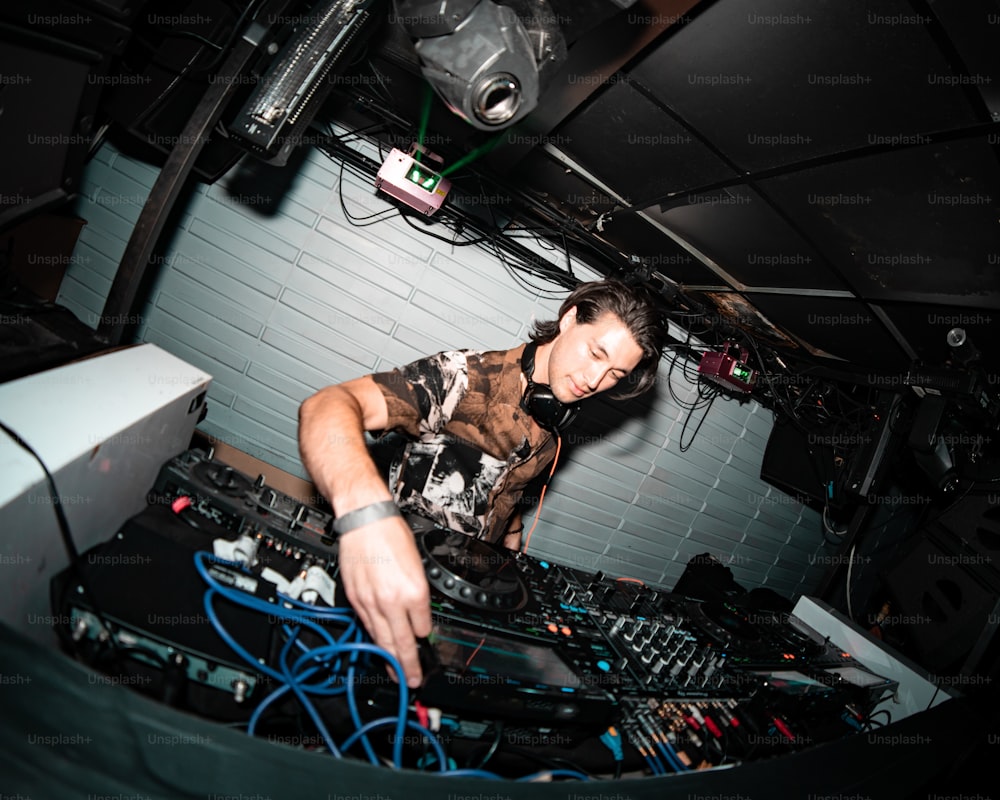 Un DJ mixant de la musique dans une pièce sombre