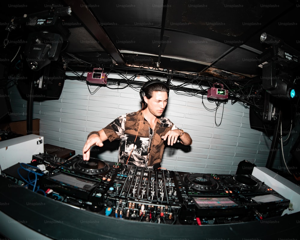 Un DJ mixant de la musique dans une pièce sombre