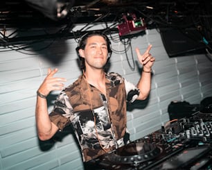 Un homme debout devant un DJ set