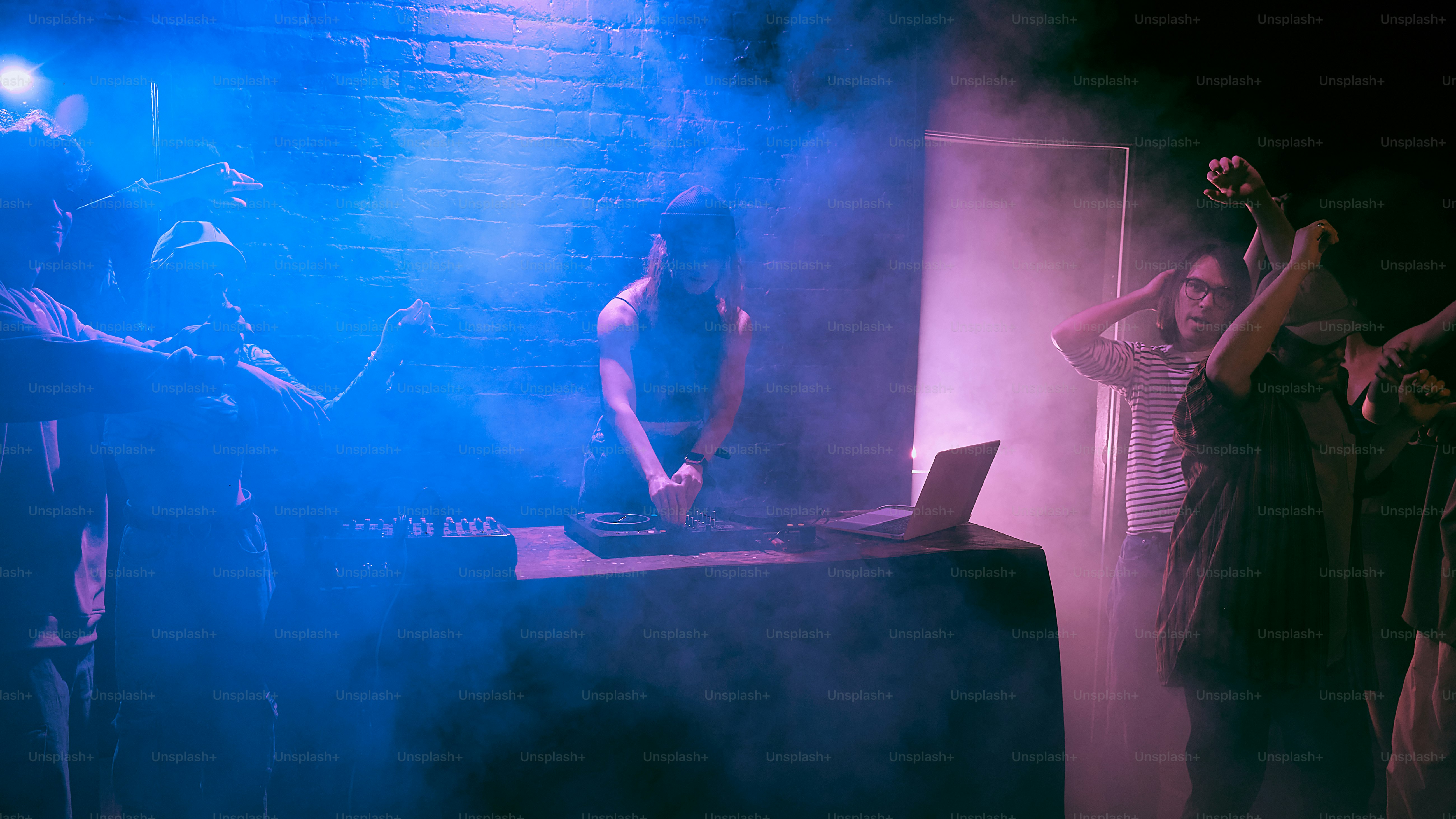 暗闇の中に立っている人々のグループ