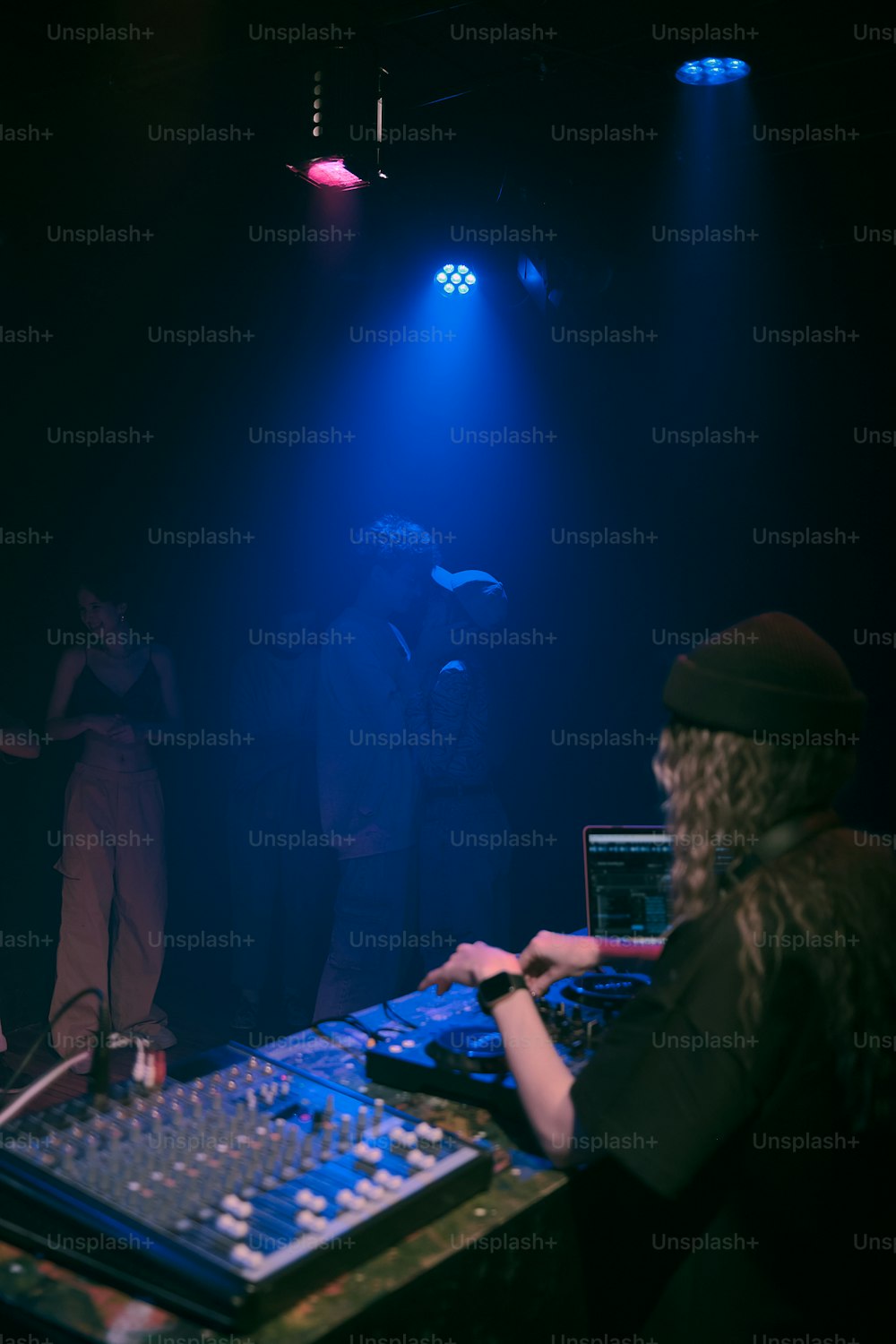Un DJ mixant devant une foule de personnes