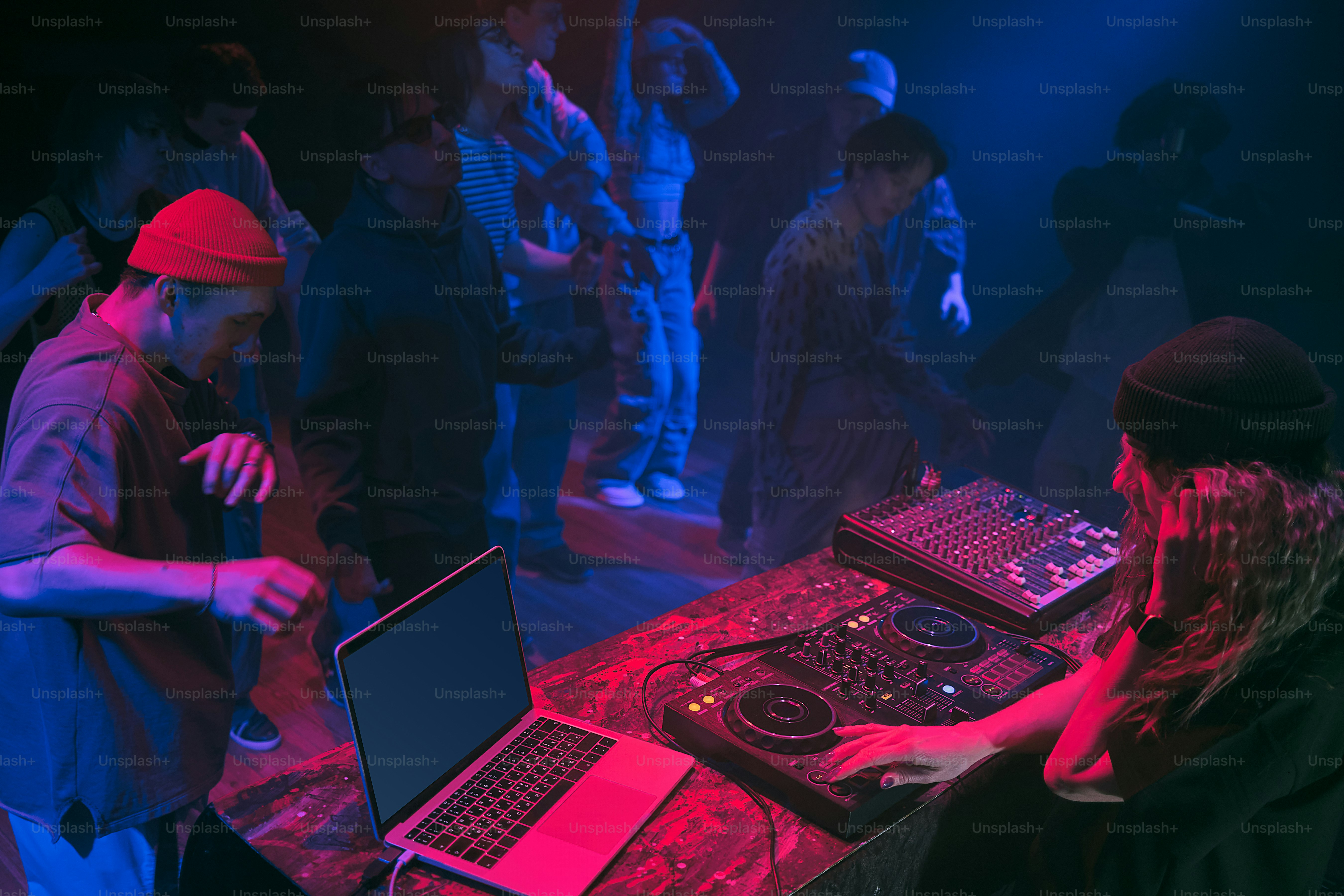 ノートパソコンを持ってテーブルに座っている数人の男性