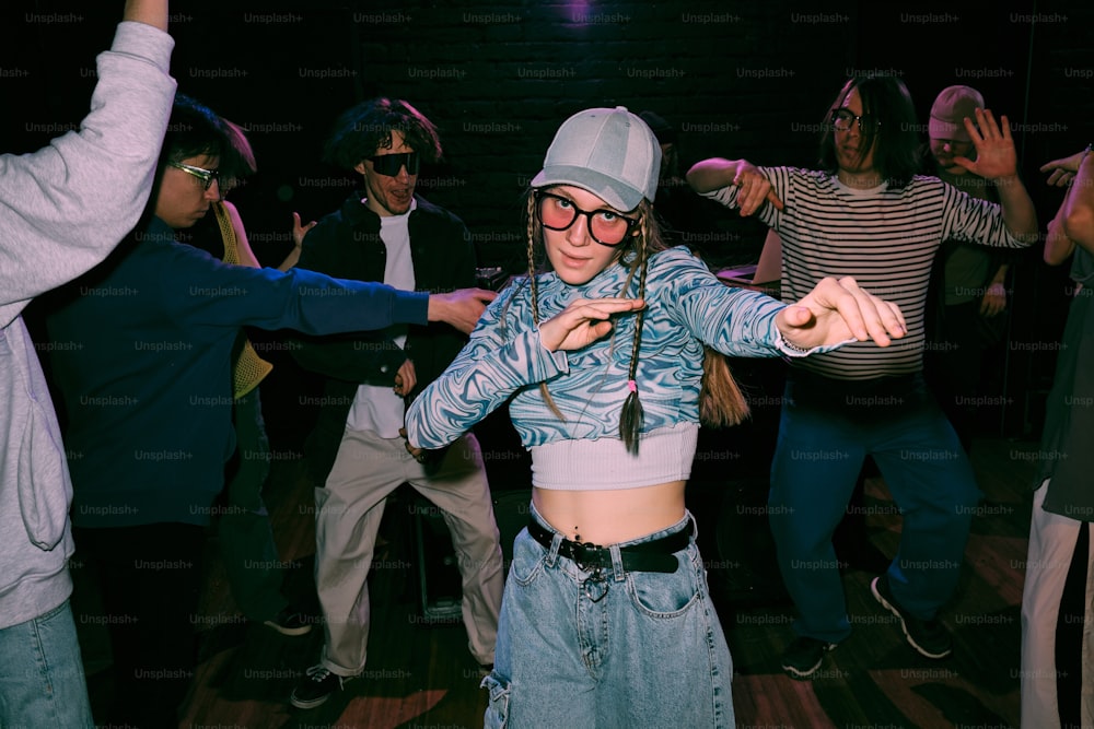 un grupo de personas bailando en una habitación oscura