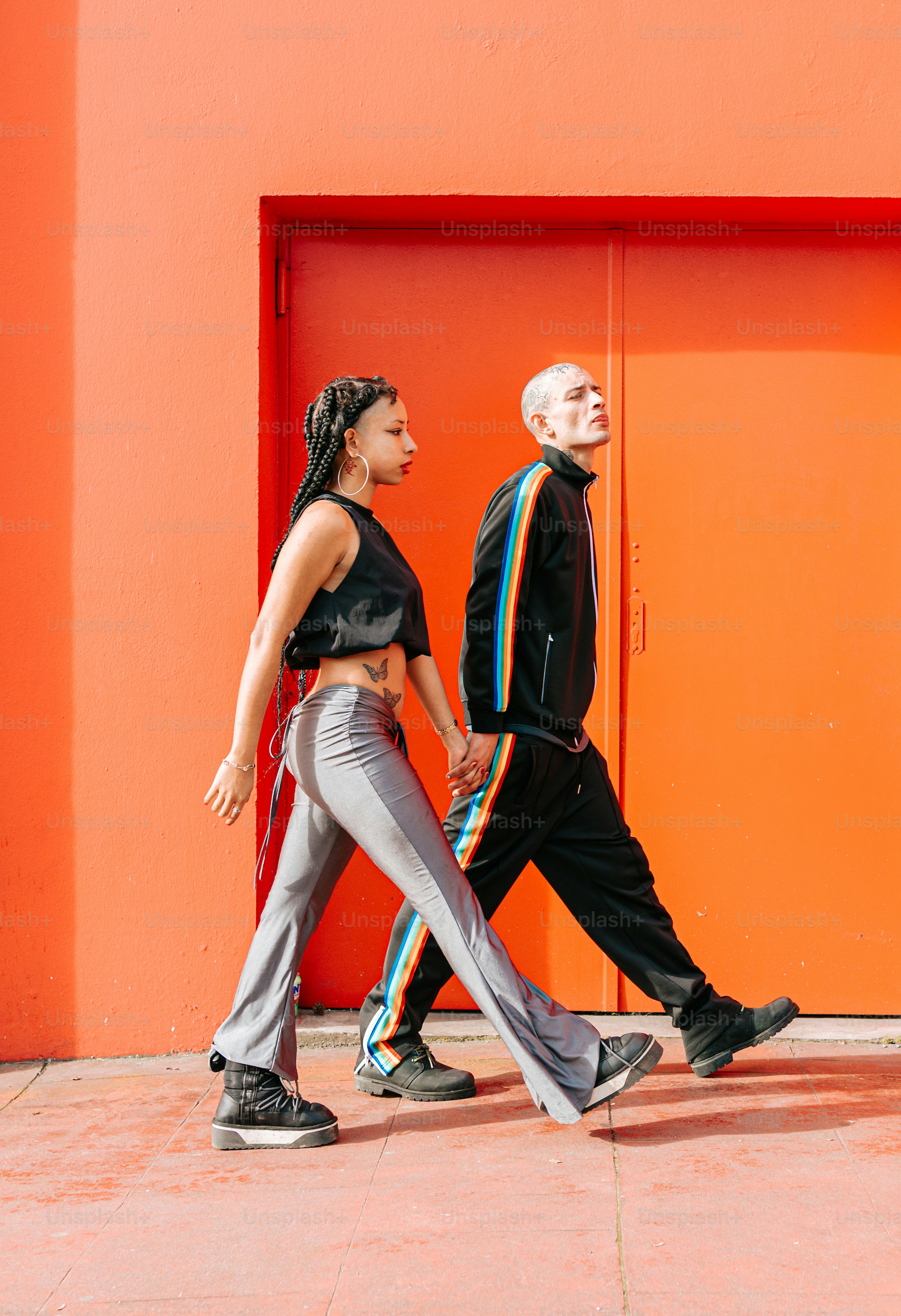 un homme et une femme marchant sur un trottoir