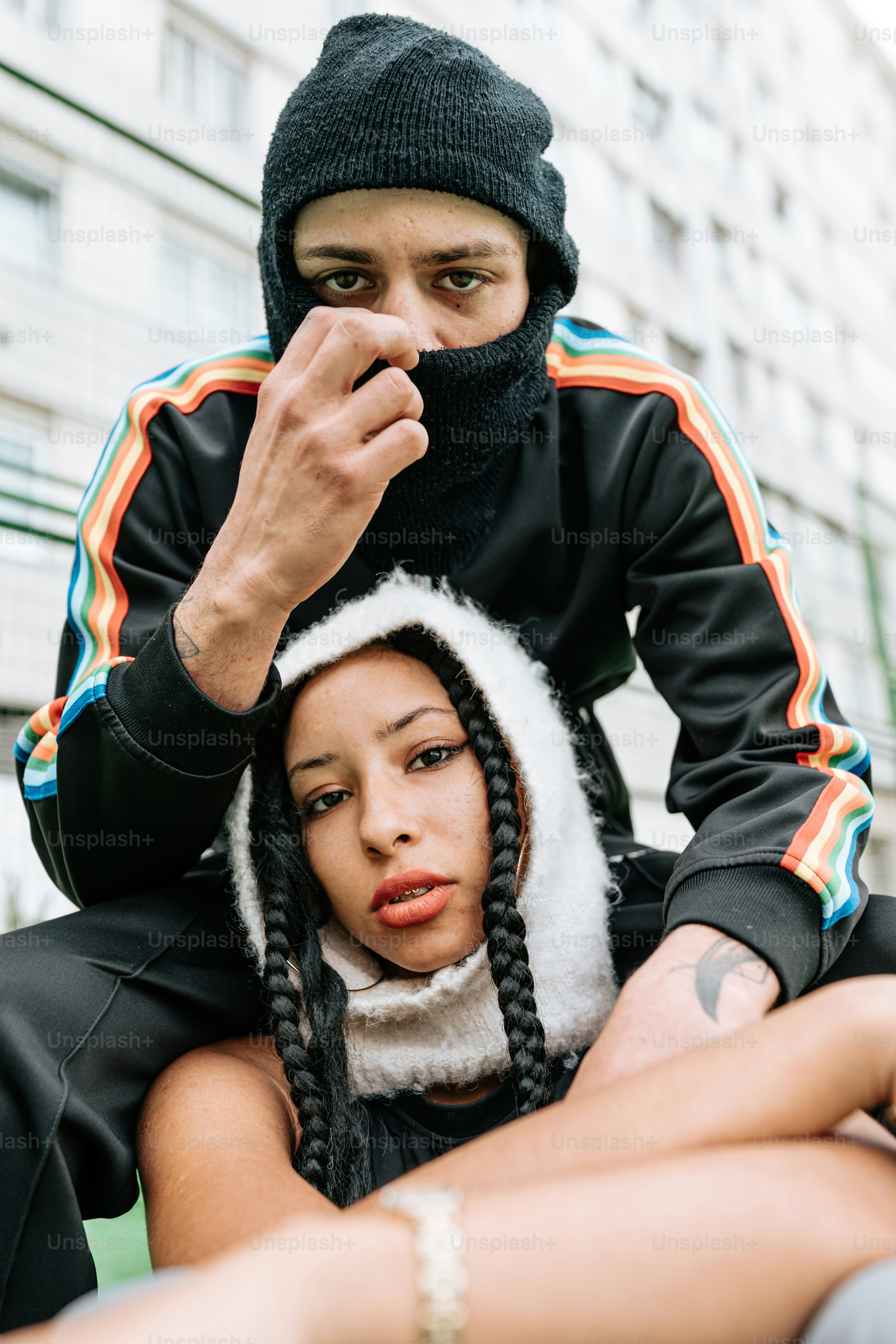 un uomo e una donna seduti a terra