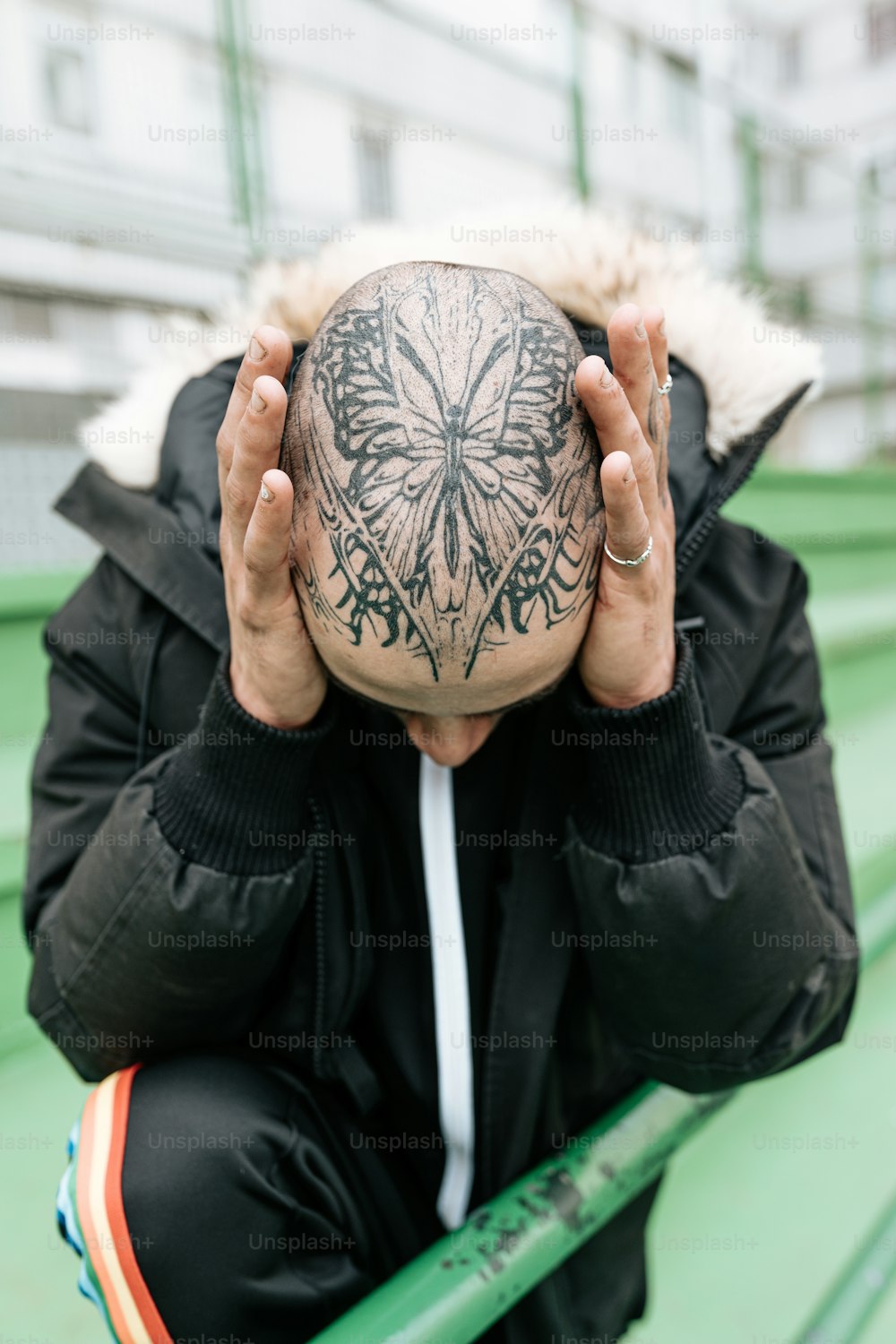 uma pessoa com uma tatuagem cobrindo o rosto