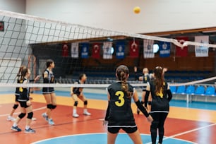 Eine Gruppe junger Frauen spielt eine Partie Volleyball