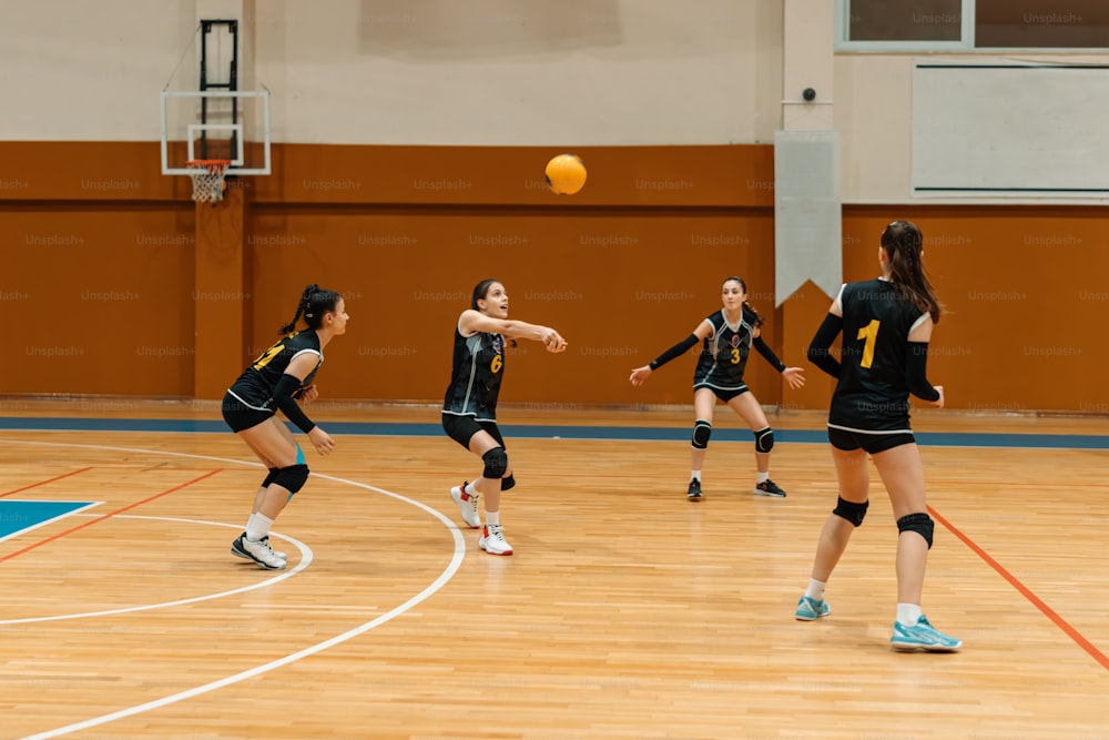un groupe de jeunes femmes jouant au volley-ball