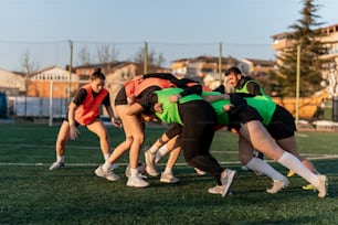 Un groupe de jeunes jouant à une partie de frisbee