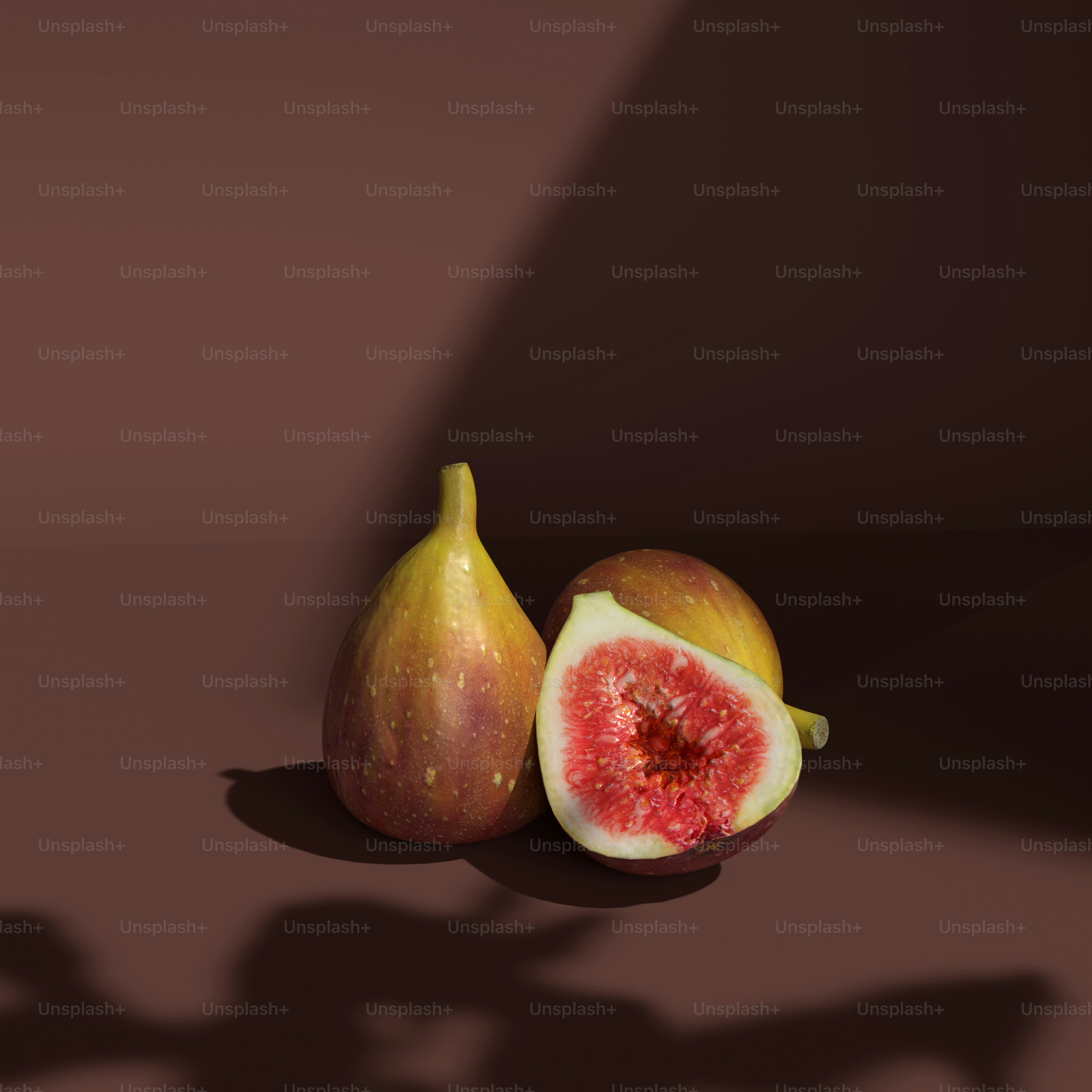 una figurita y media de una figurita sobre una mesa