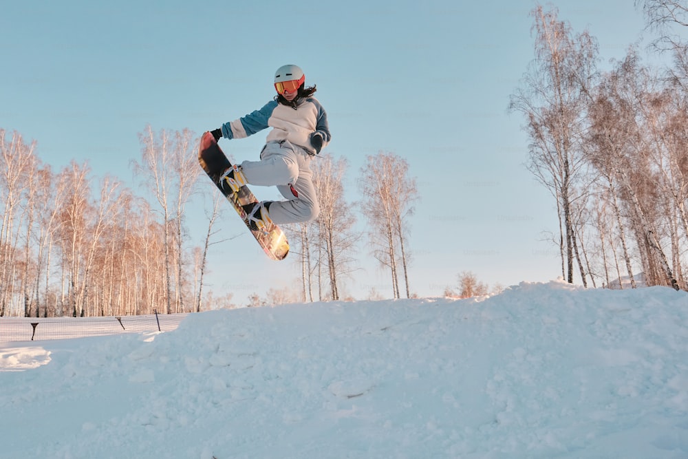 um snowboarder está fazendo um truque no ar